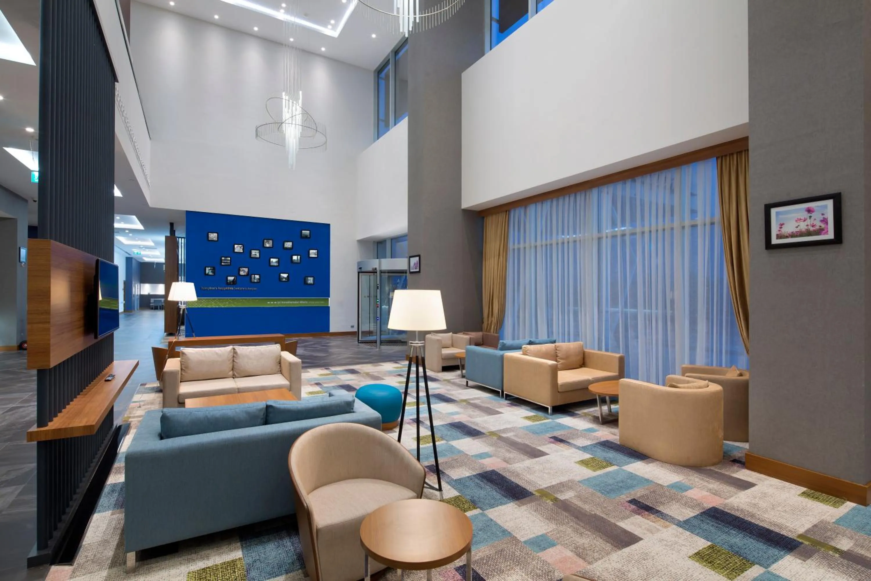 Living room in Hampton By Hilton Kocaeli Symbol