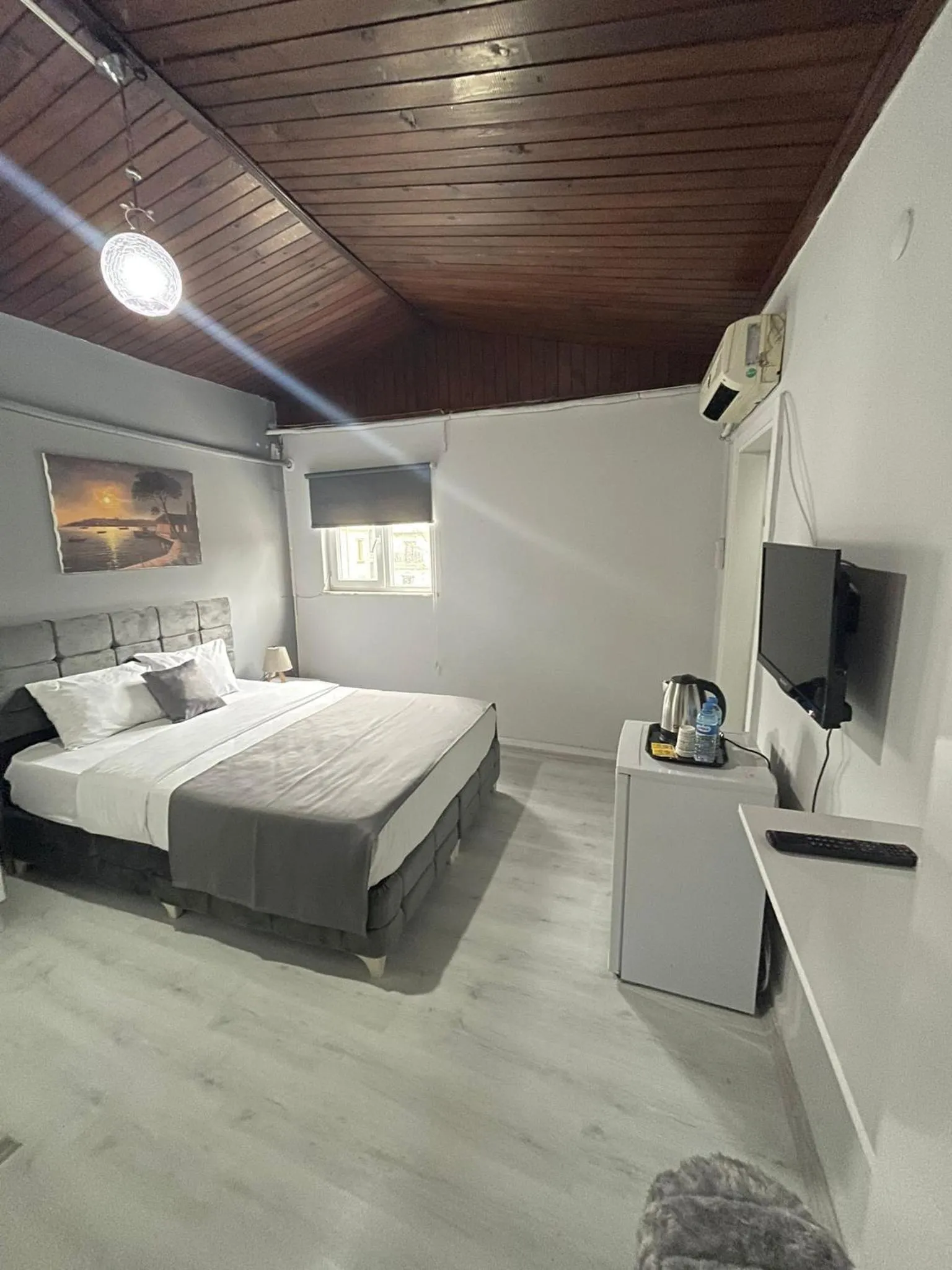 Photo of the whole room, Bed in Oldmile Palace Hotel