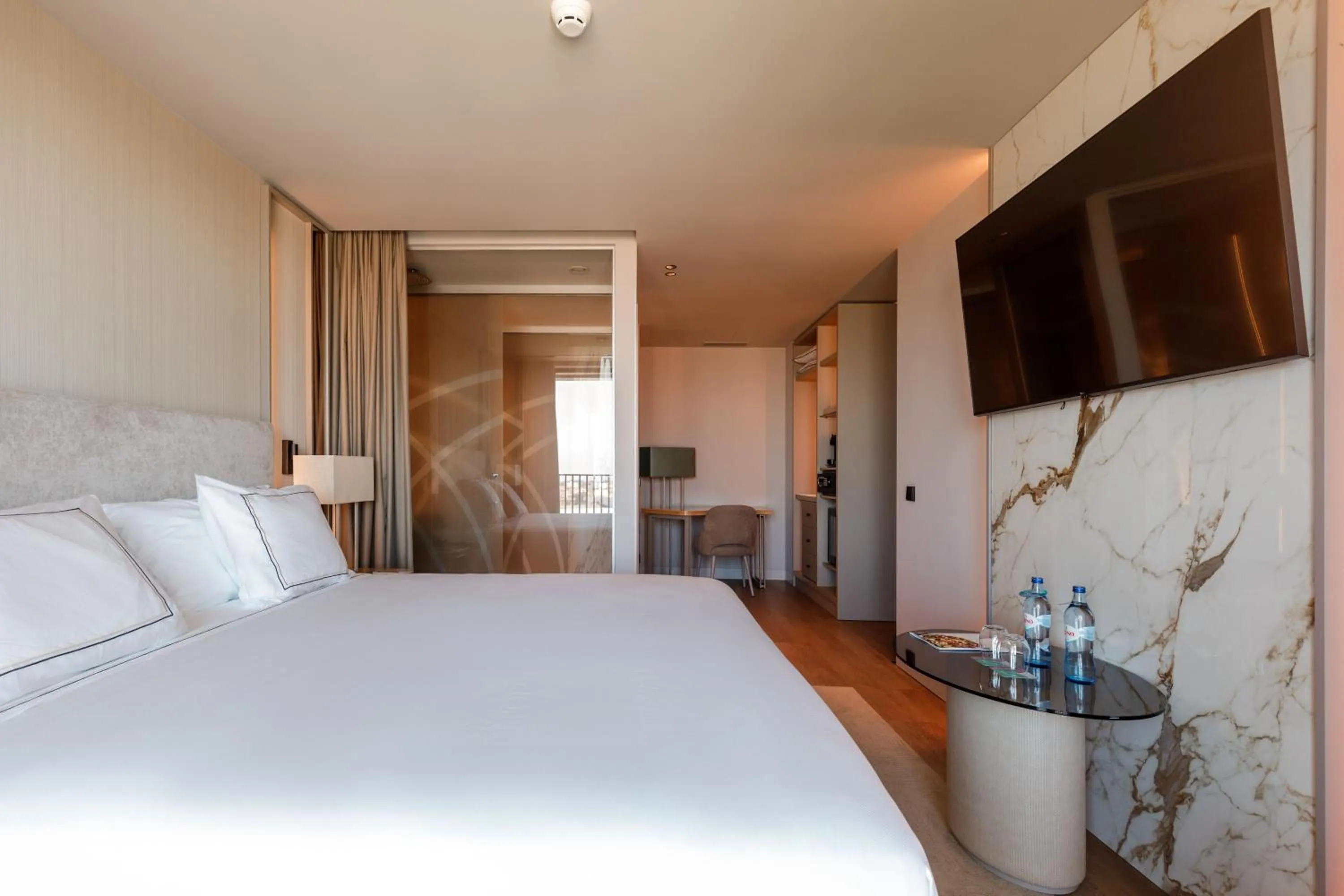 Property building, Bed in Meliá São João da Madeira