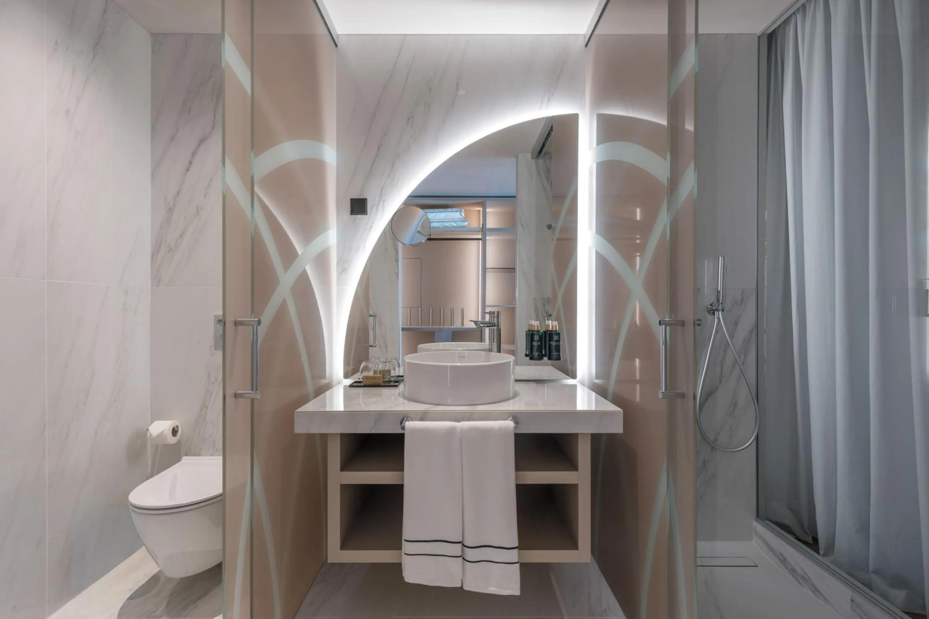 Shower in Meliá São João da Madeira