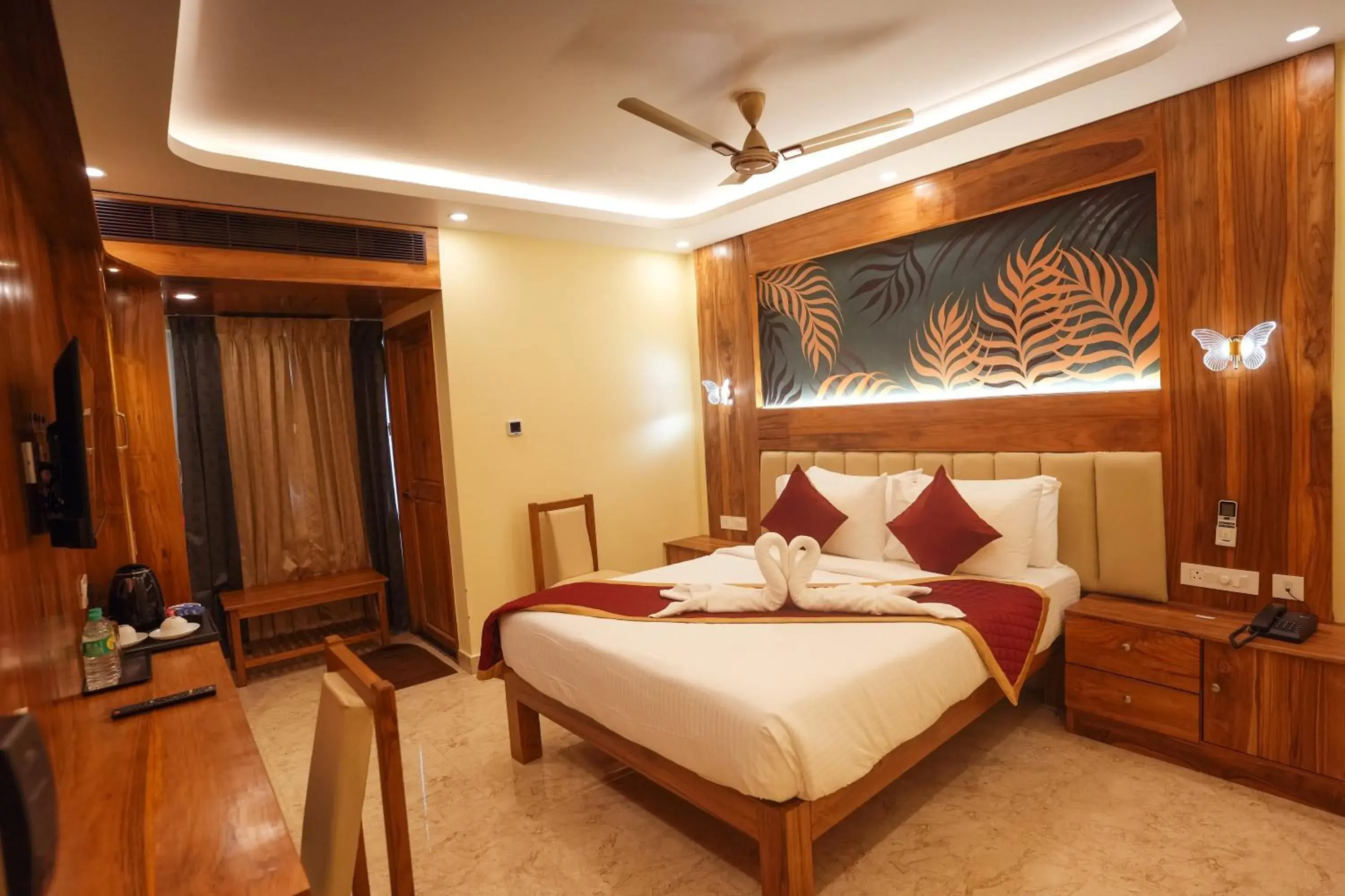 Deluxe King Room in Le Kumar Residency Deluxe King Room in Le Kumar Residency