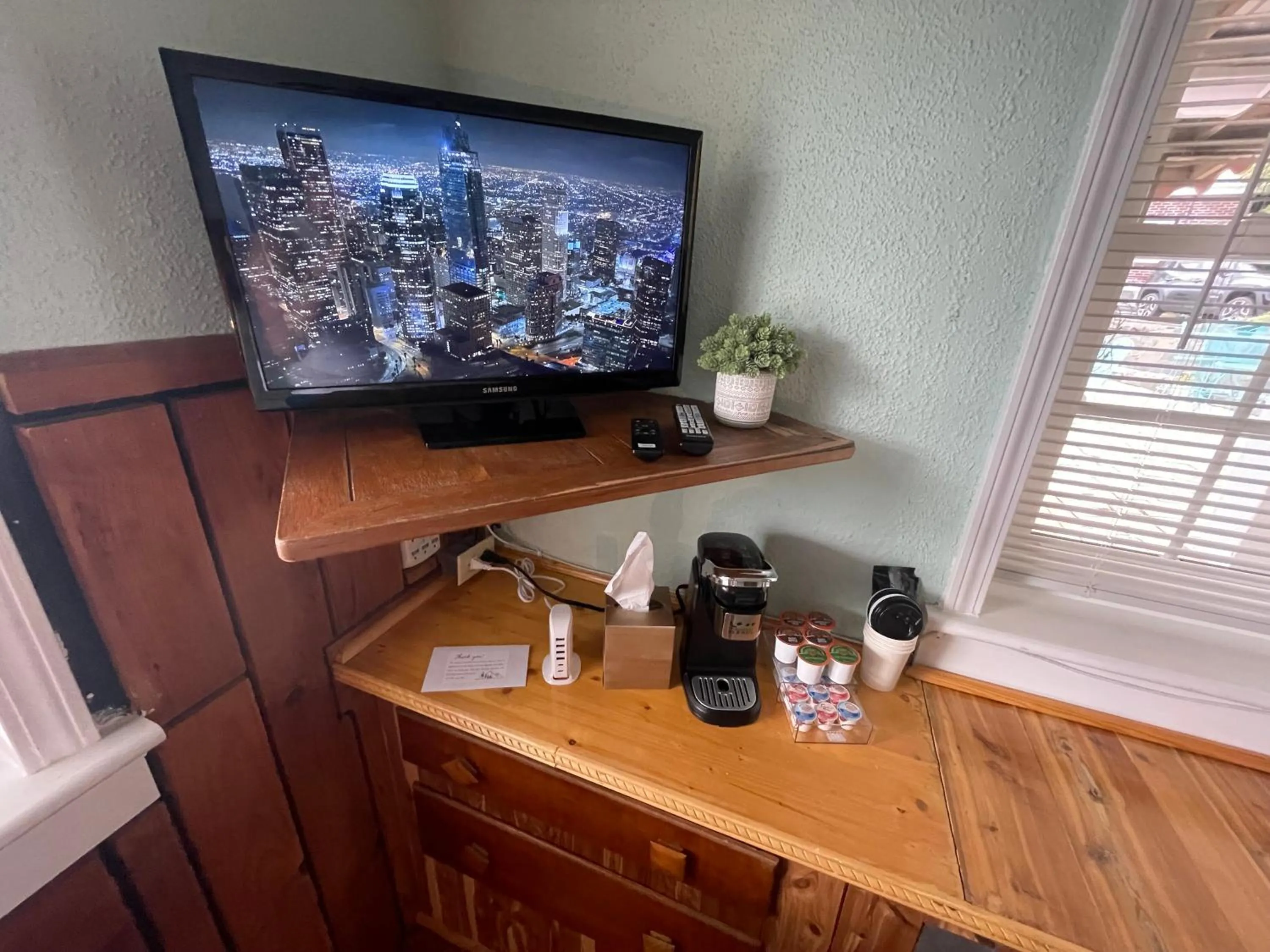 Coffee/tea facilities in Skyline Village Inn