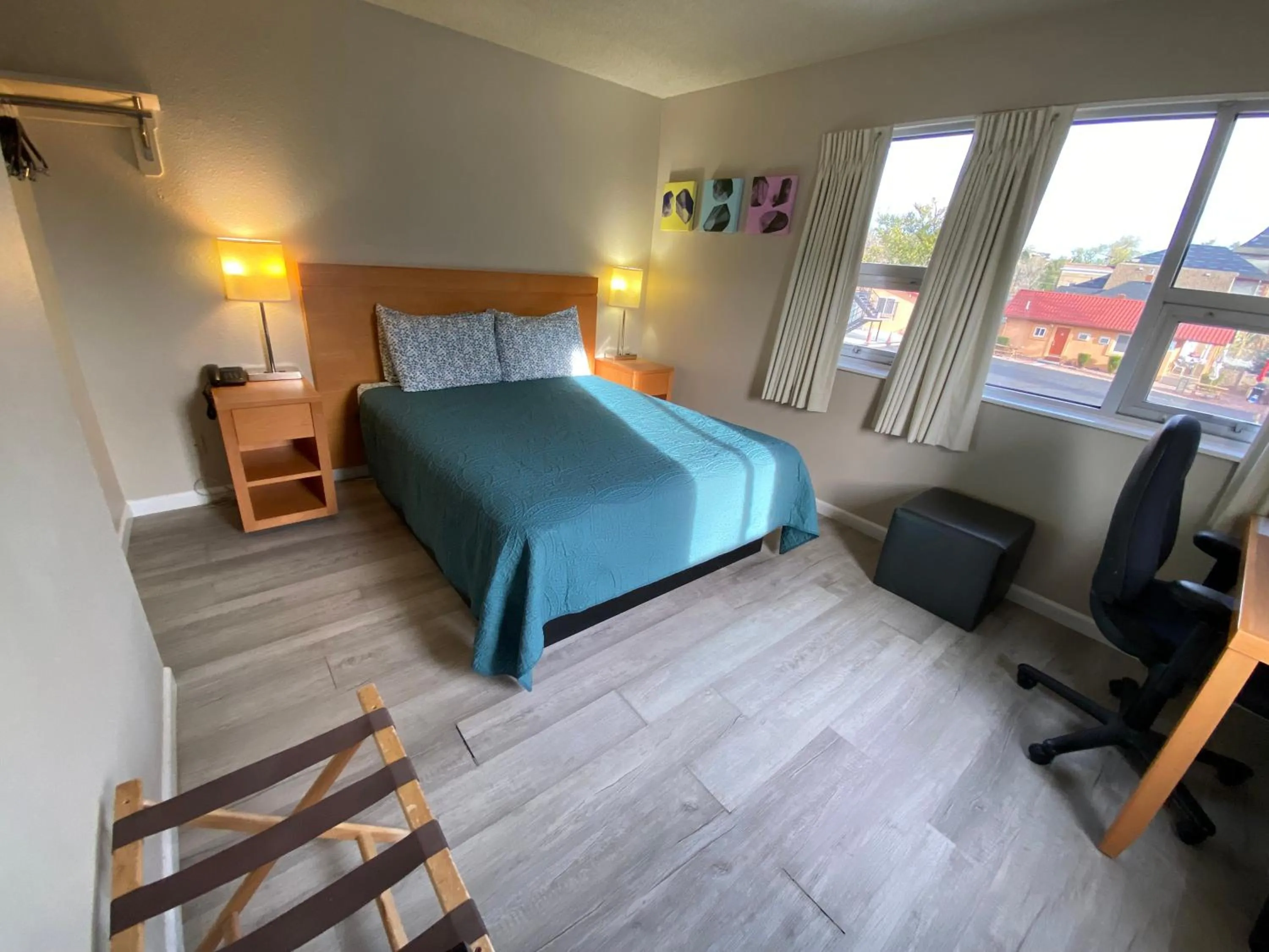 Bed in Garden of the Gods Motel