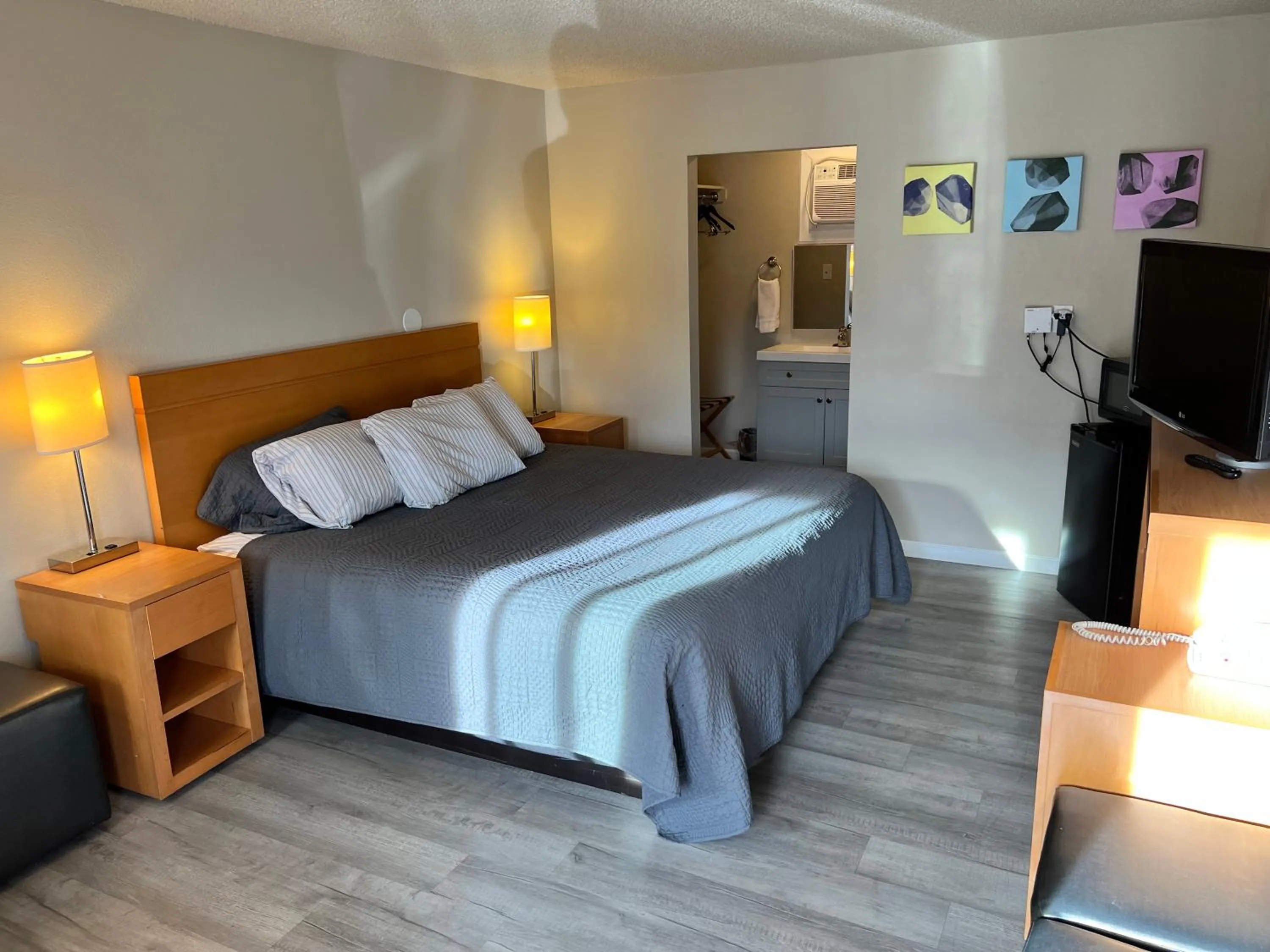 Bed in Garden of the Gods Motel