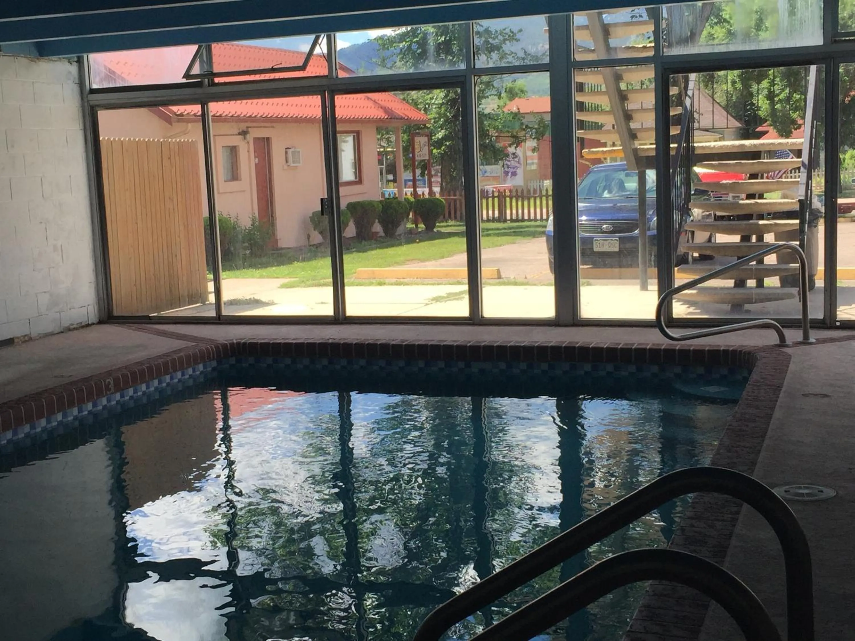 Day in Garden of the Gods Motel