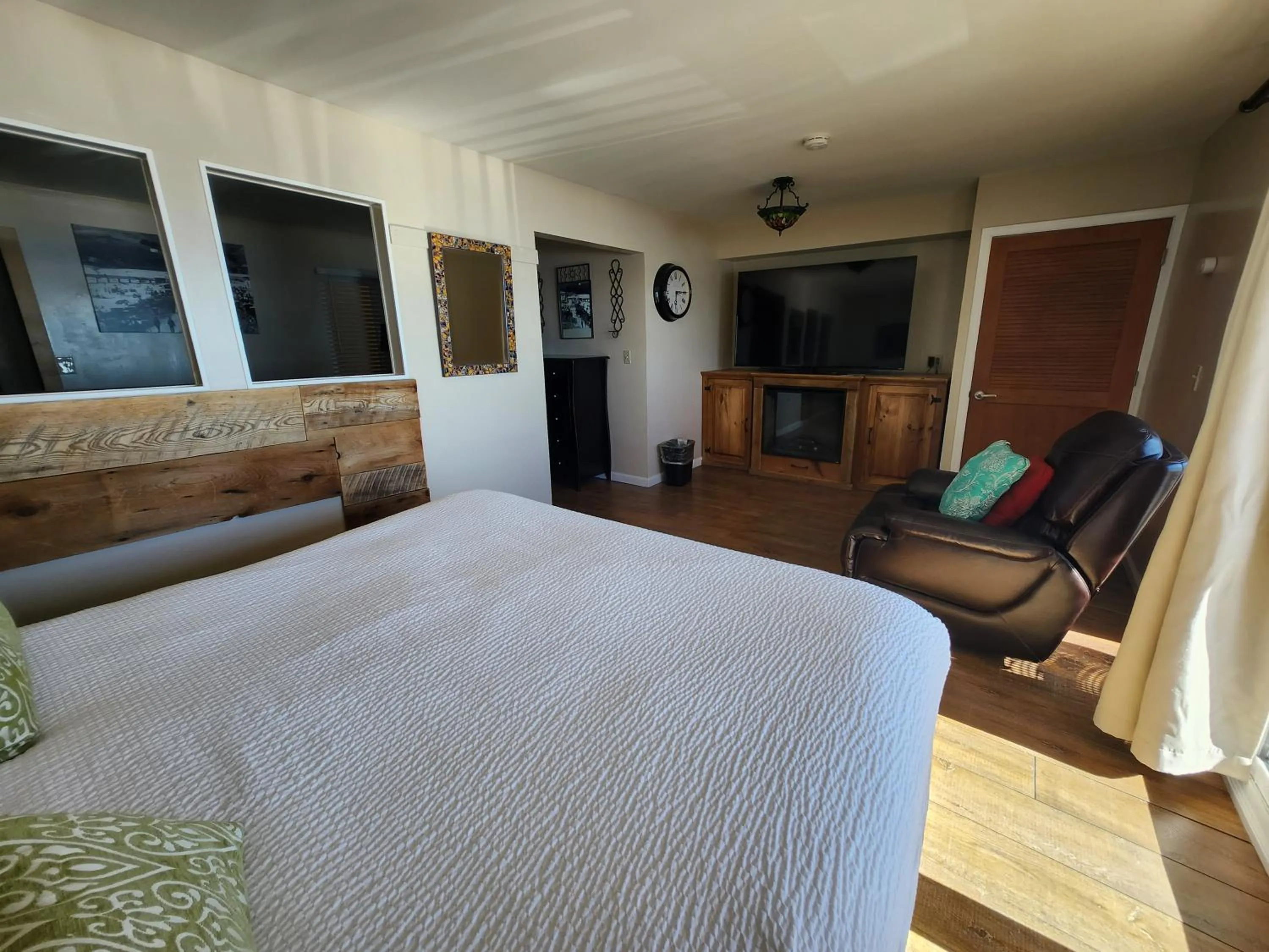 Seating area, Bed in Inn At Avila Beach