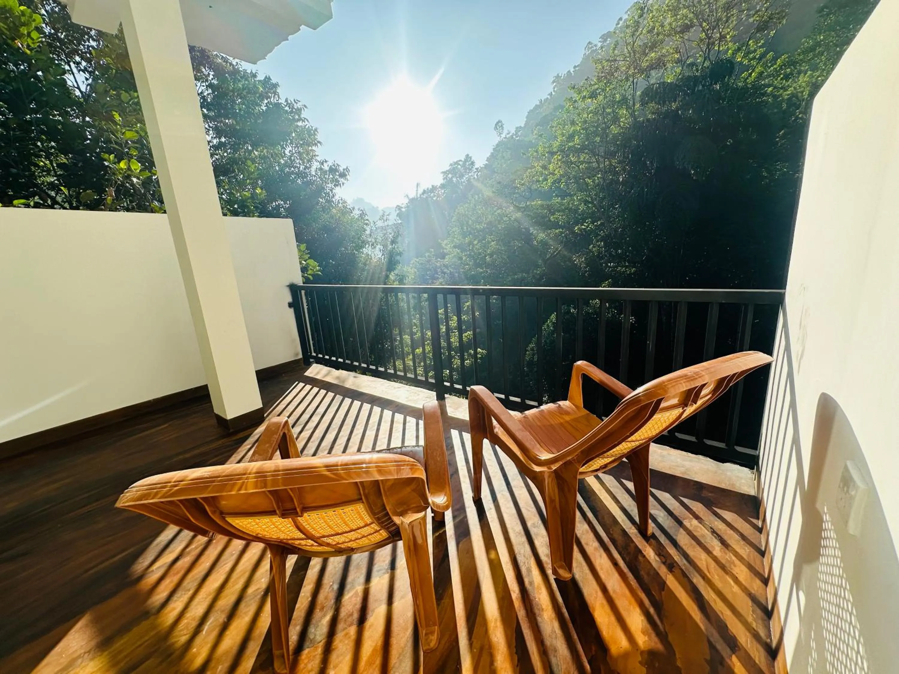 Deluxe Double Room with Balcony in River Splendour Home Stay
