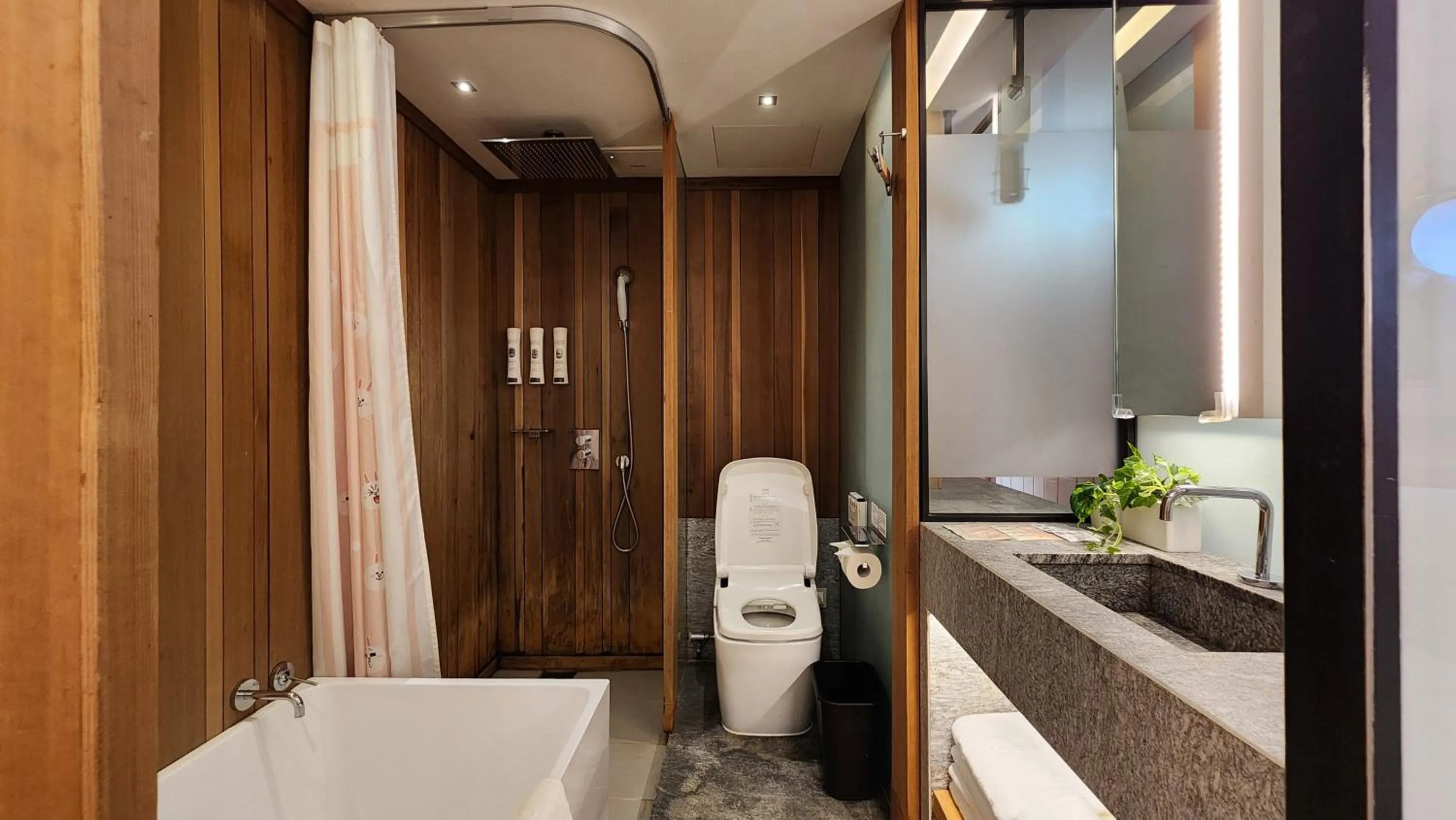 Toilet in Sotetsu Hotels The Splaisir Seoul Myeongdong