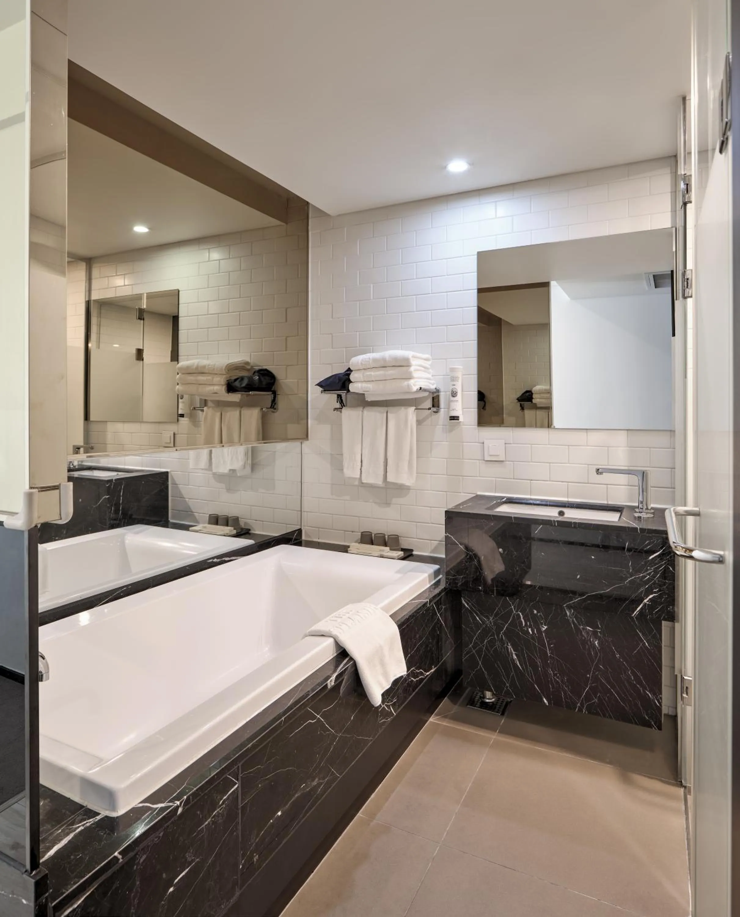 Bathroom, Bed in Sotetsu Hotels The Splaisir Seoul Myeongdong