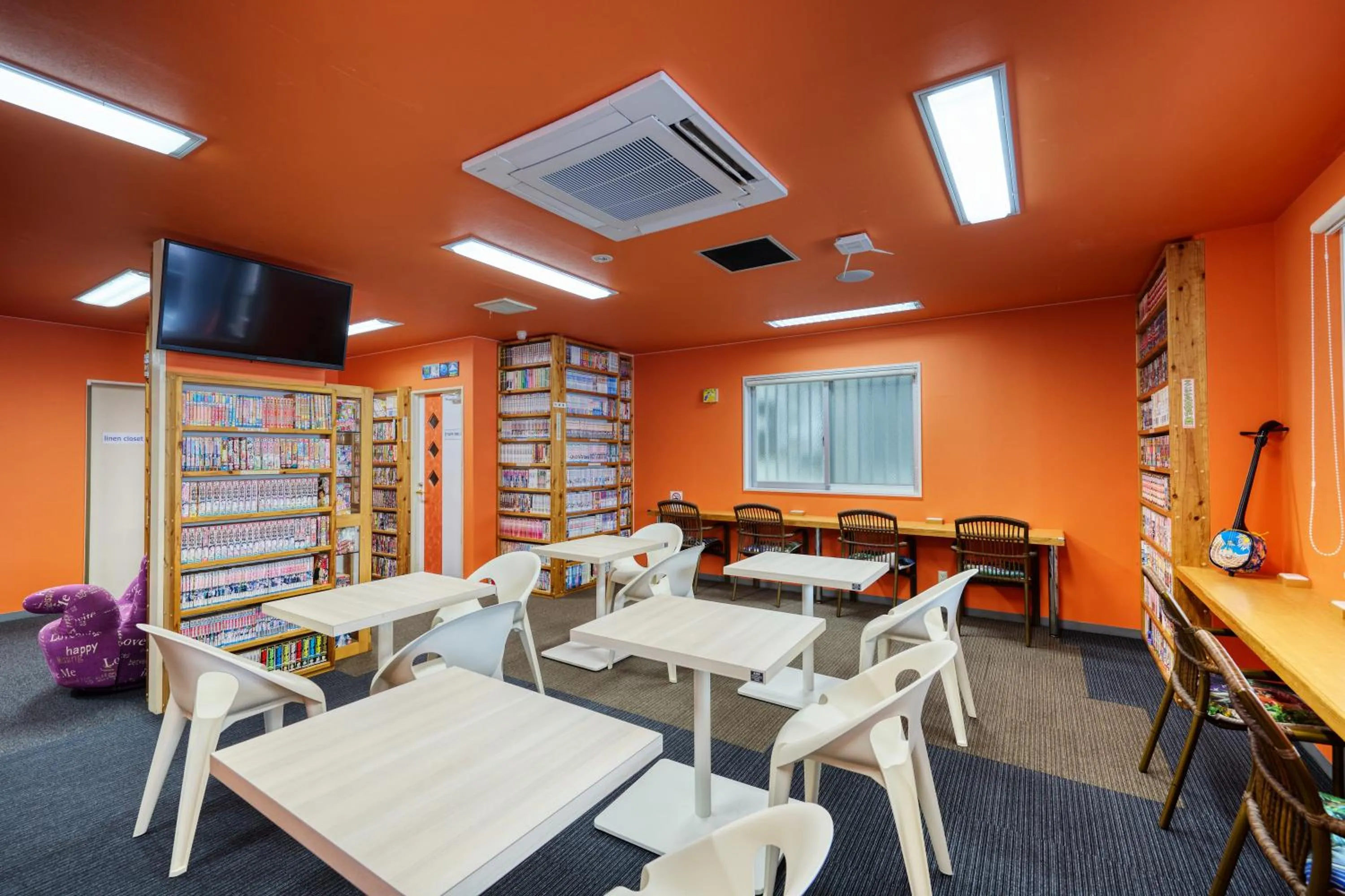 Communal lounge/ TV room in Guest House Grand Naha