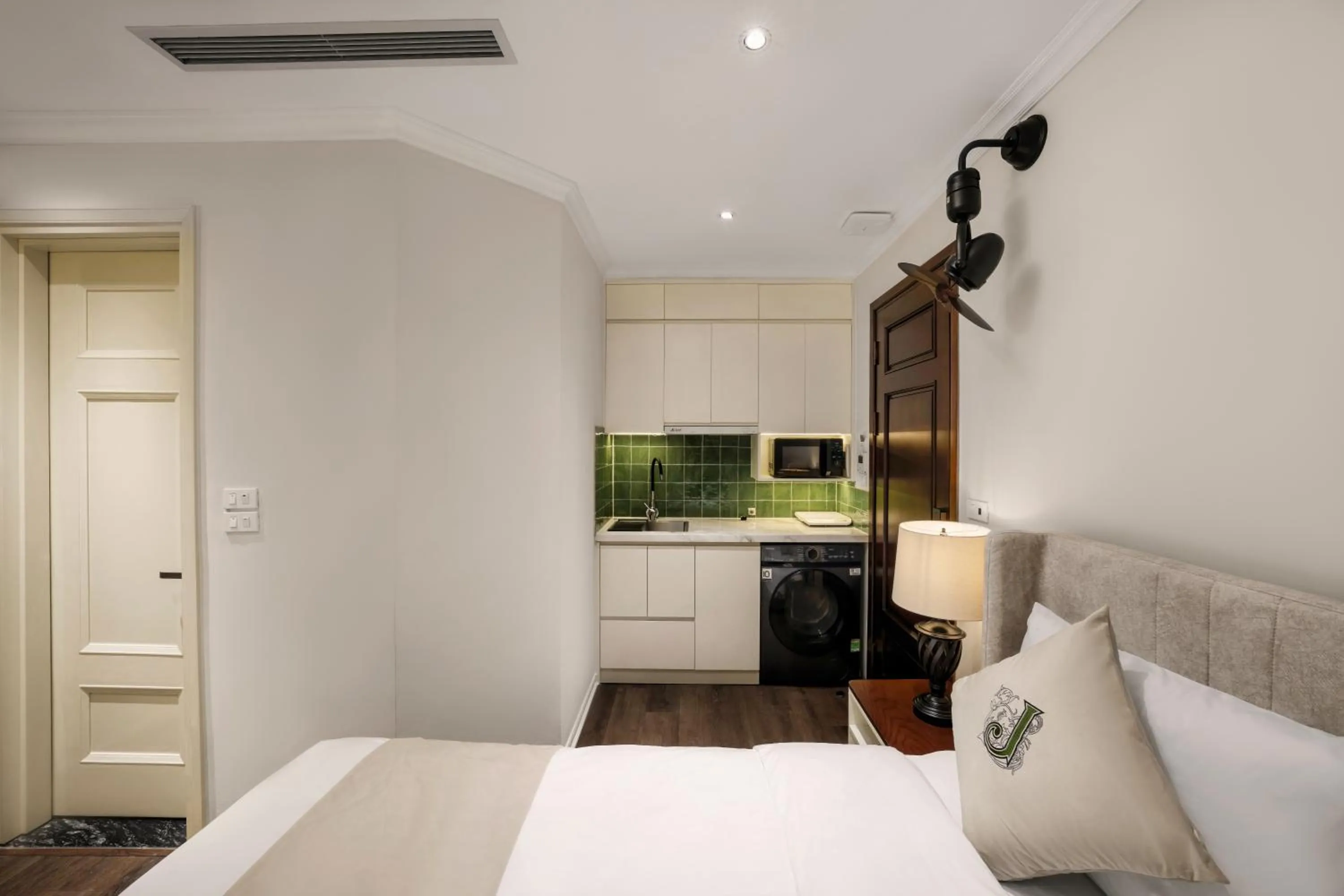 Kitchen or kitchenette, Bed in Jade Boutique Hotel
