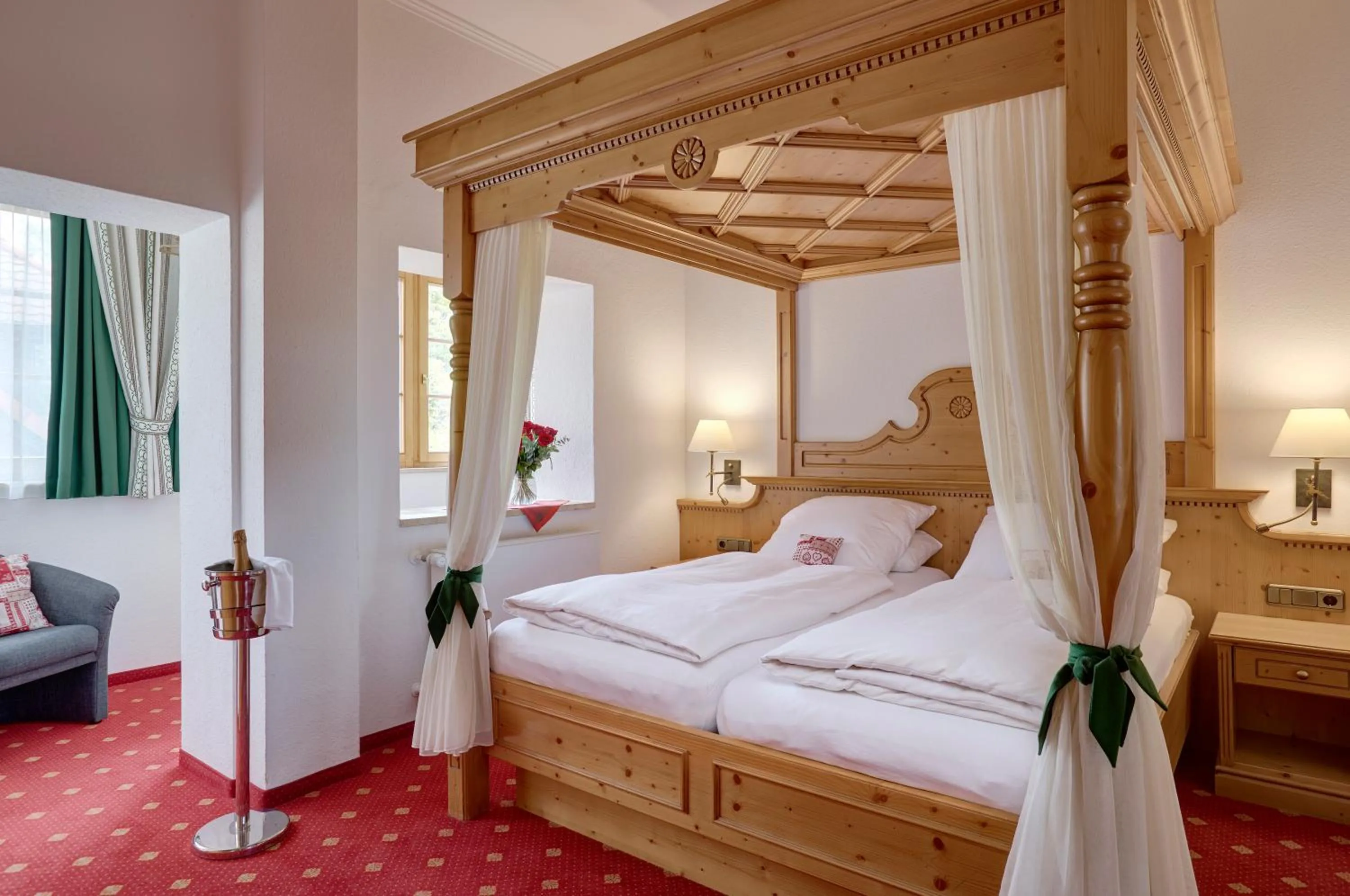 Photo of the whole room, Bed in Hotel Alpenhof - ruhige Wohlfühloase zwischen München, dem Fünf-Seenland und den Bergen, in S-Bahnnähe
