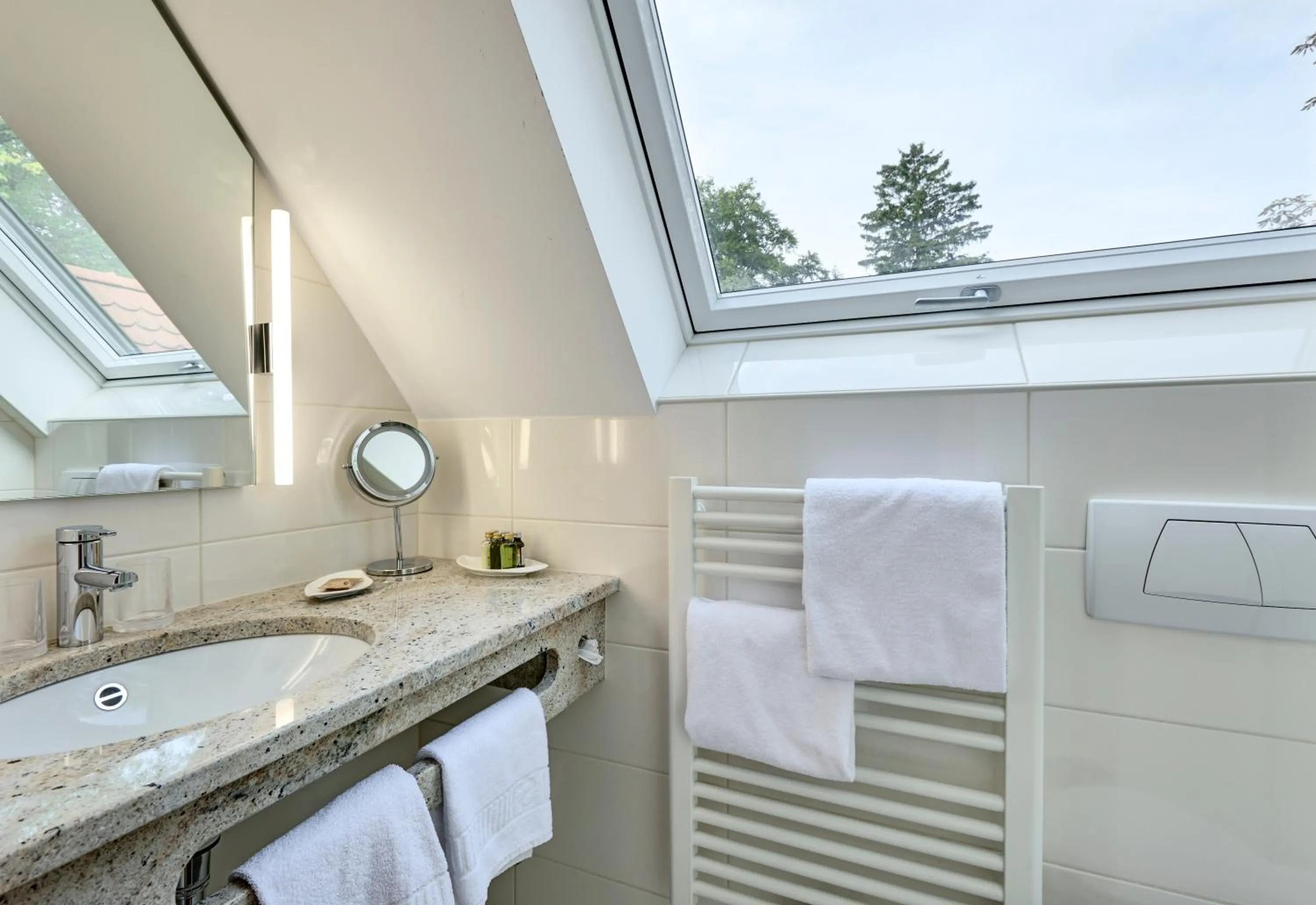 Bathroom in Hotel Alpenhof - ruhige Wohlfühloase zwischen München, dem Fünf-Seenland und den Bergen, in S-Bahnnähe
