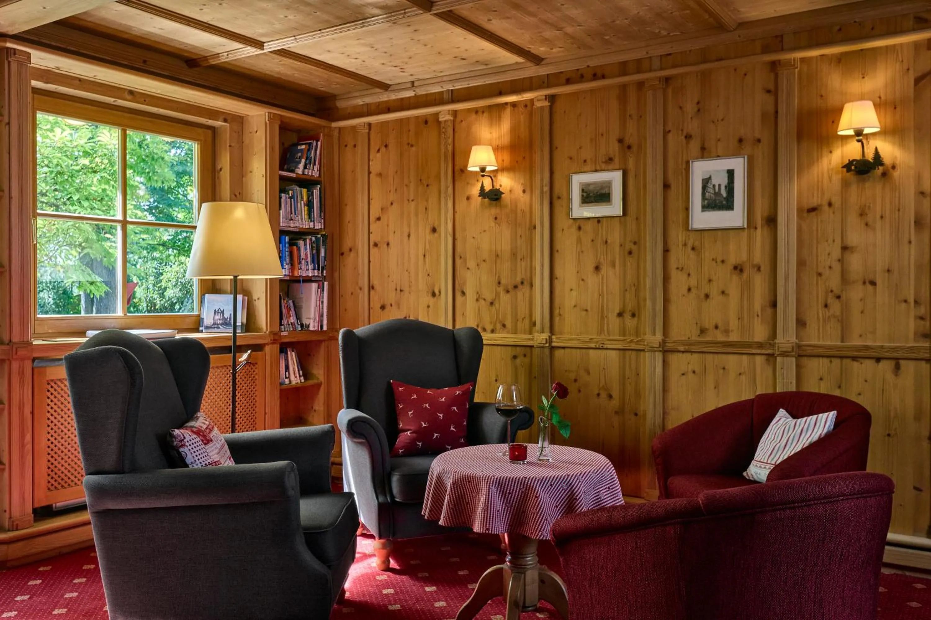 Communal lounge/ TV room in Hotel Alpenhof - ruhige Wohlfühloase zwischen München, dem Fünf-Seenland und den Bergen, in S-Bahnnähe