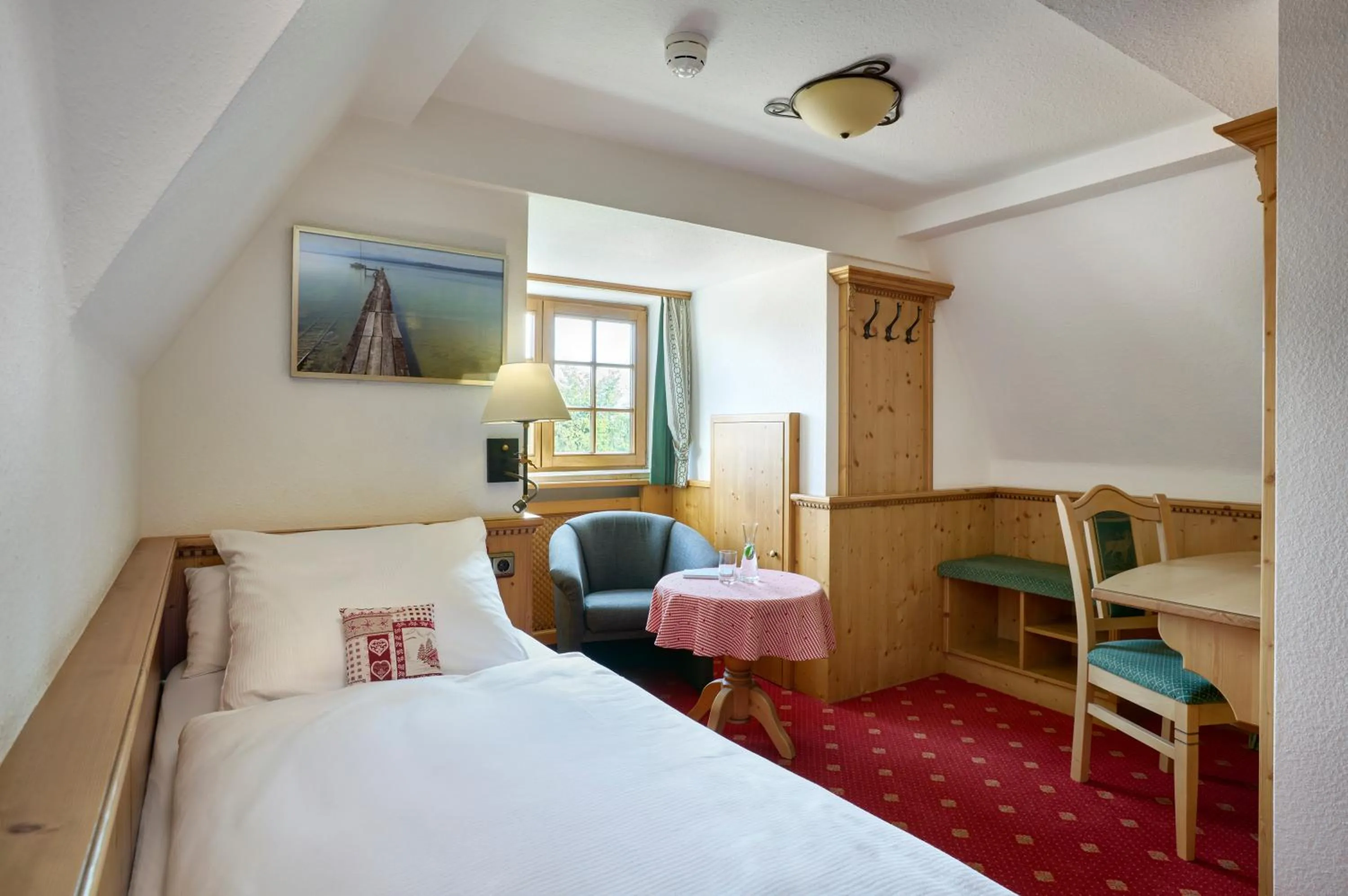 Photo of the whole room, Bed in Hotel Alpenhof - ruhige Wohlfühloase zwischen München, dem Fünf-Seenland und den Bergen, in S-Bahnnähe