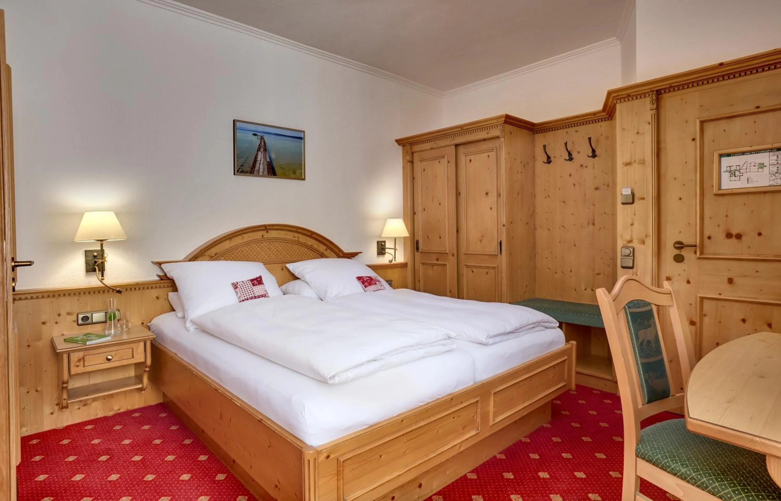 Photo of the whole room, Bed in Hotel Alpenhof - ruhige Wohlfühloase zwischen München, dem Fünf-Seenland und den Bergen, in S-Bahnnähe