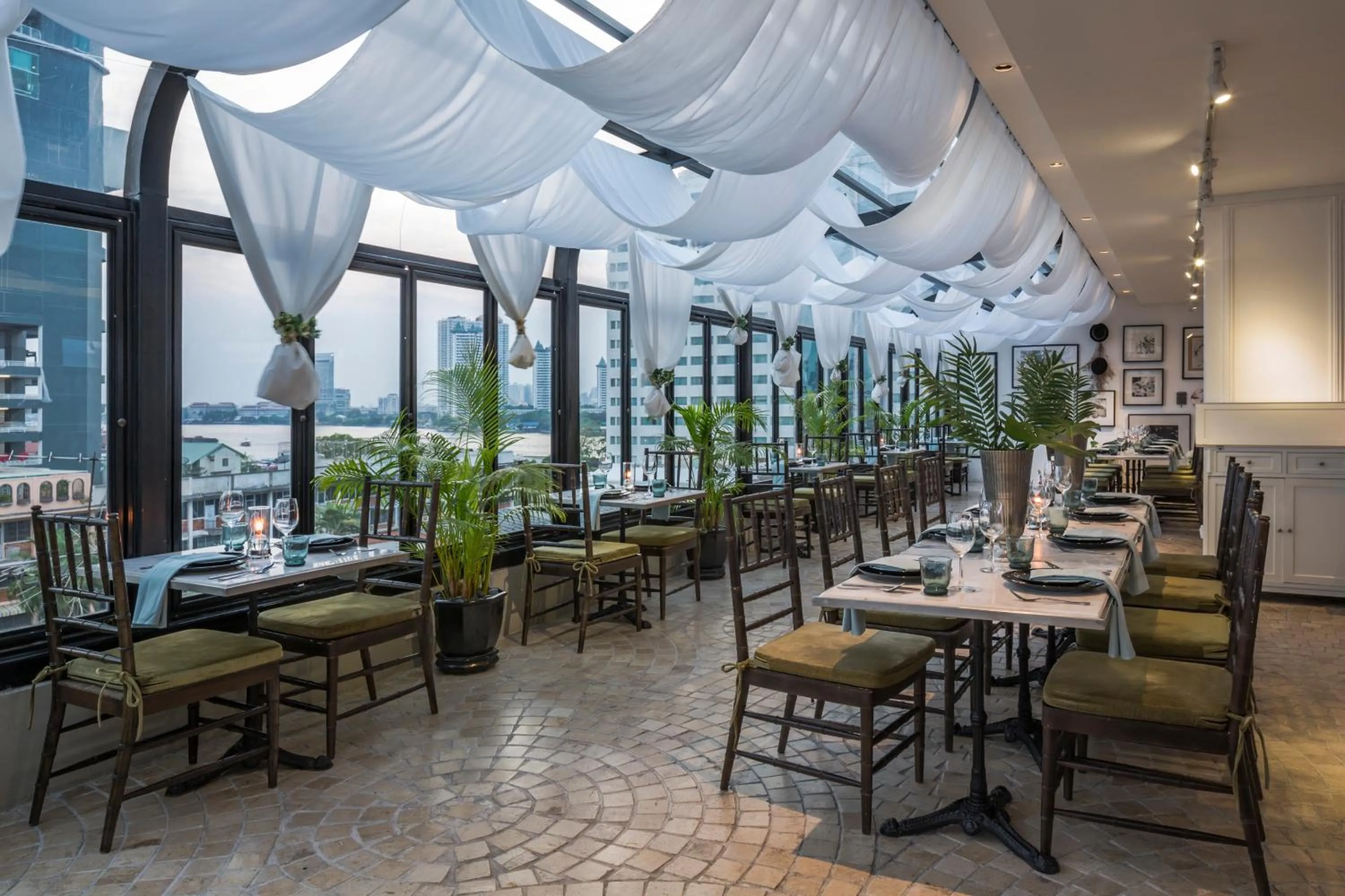 Restaurant/places to eat in Hotel Once Bangkok