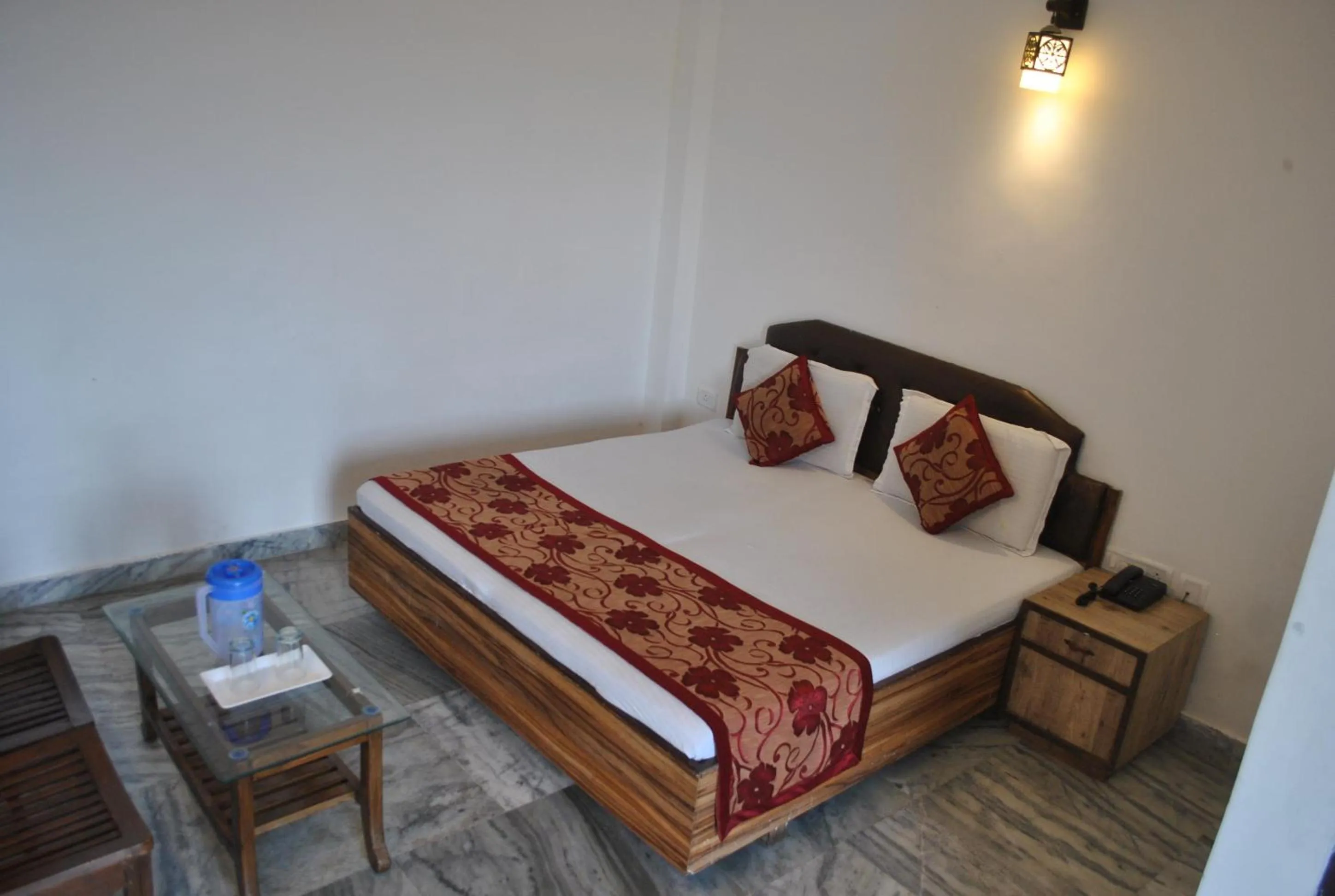 Bed in Hotel Maha Luxmi Palace