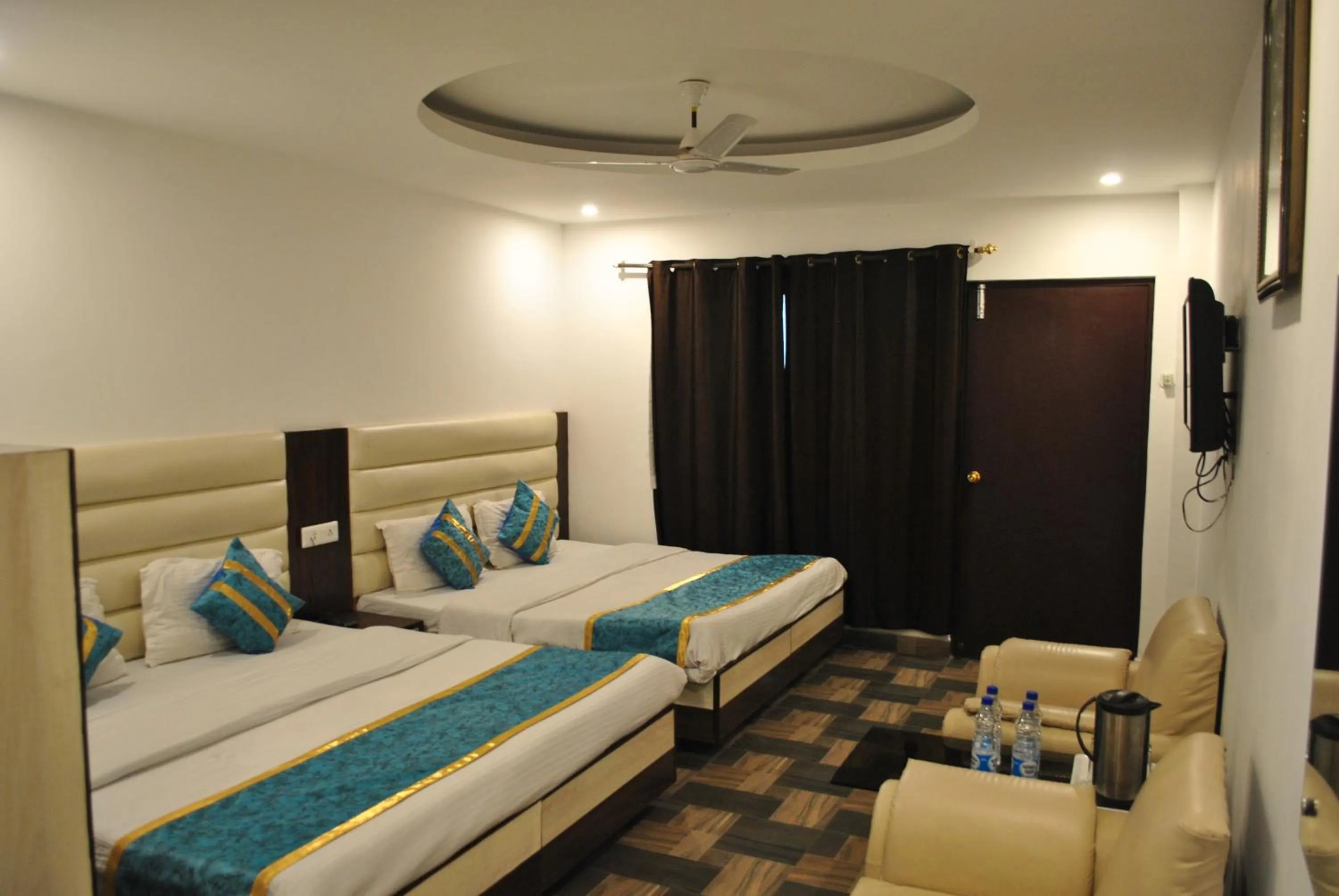 Photo of the whole room, Bed in Hotel Maha Luxmi Palace