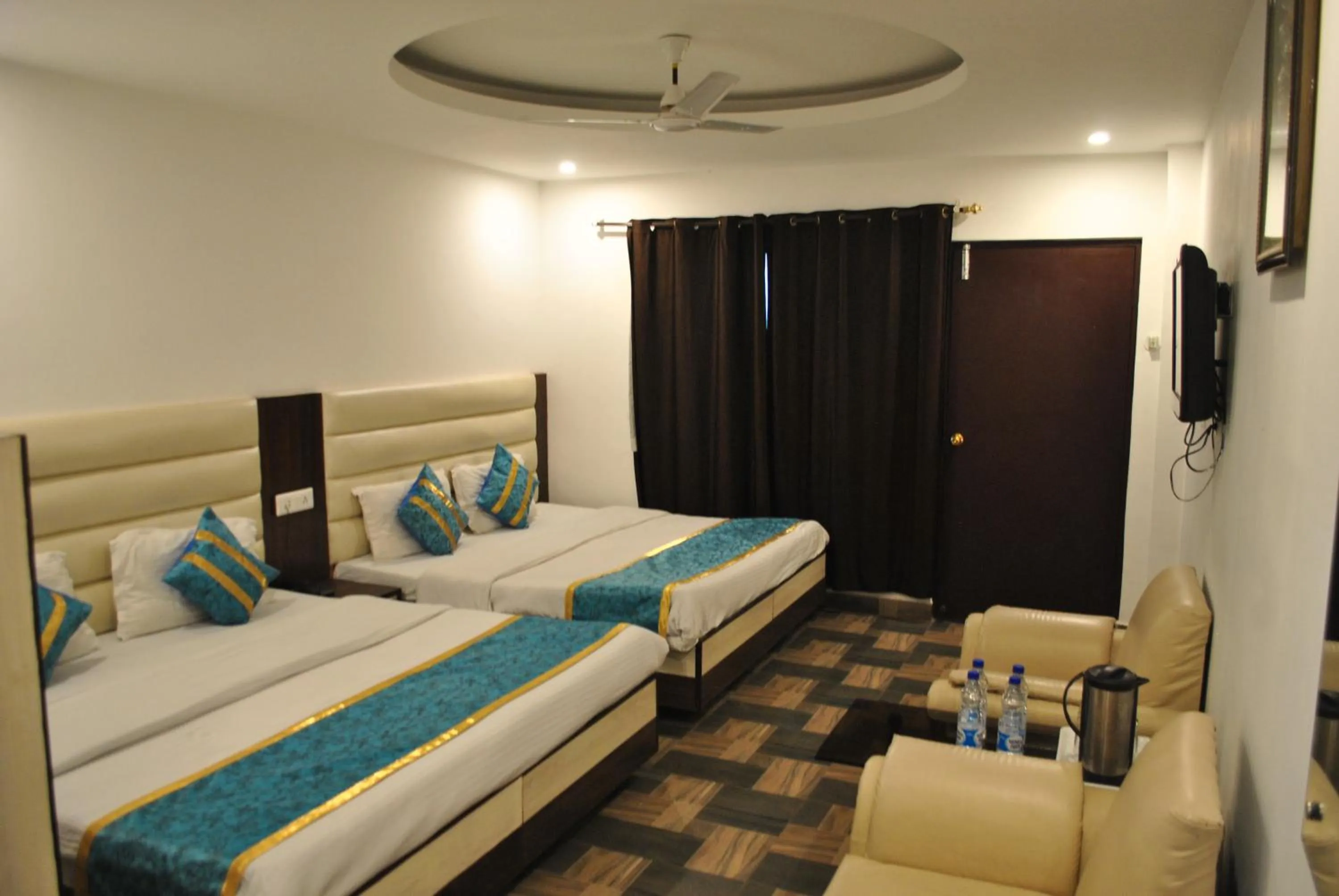 Photo of the whole room, Bed in Hotel Maha Luxmi Palace