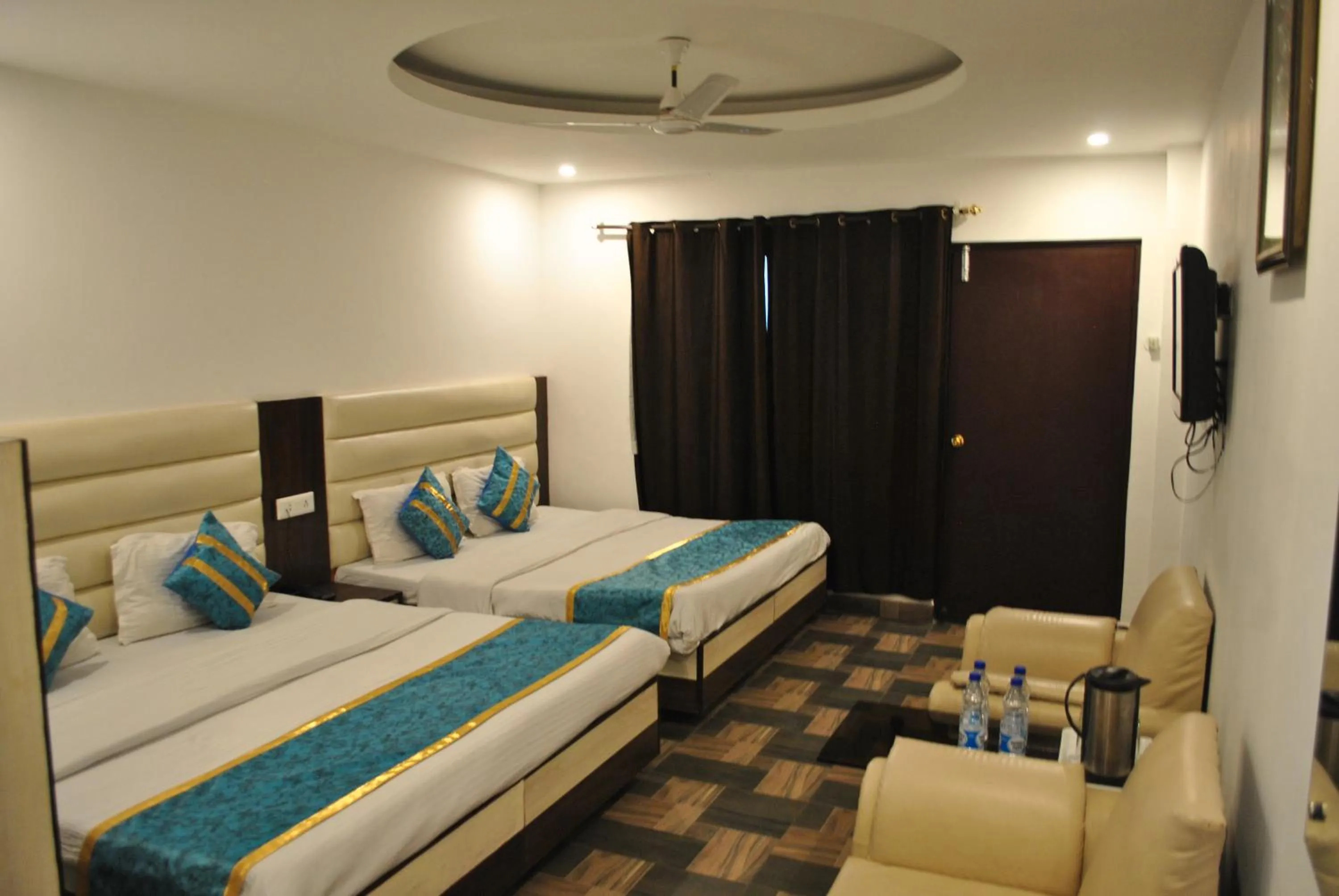 Photo of the whole room, Bed in Hotel Maha Luxmi Palace