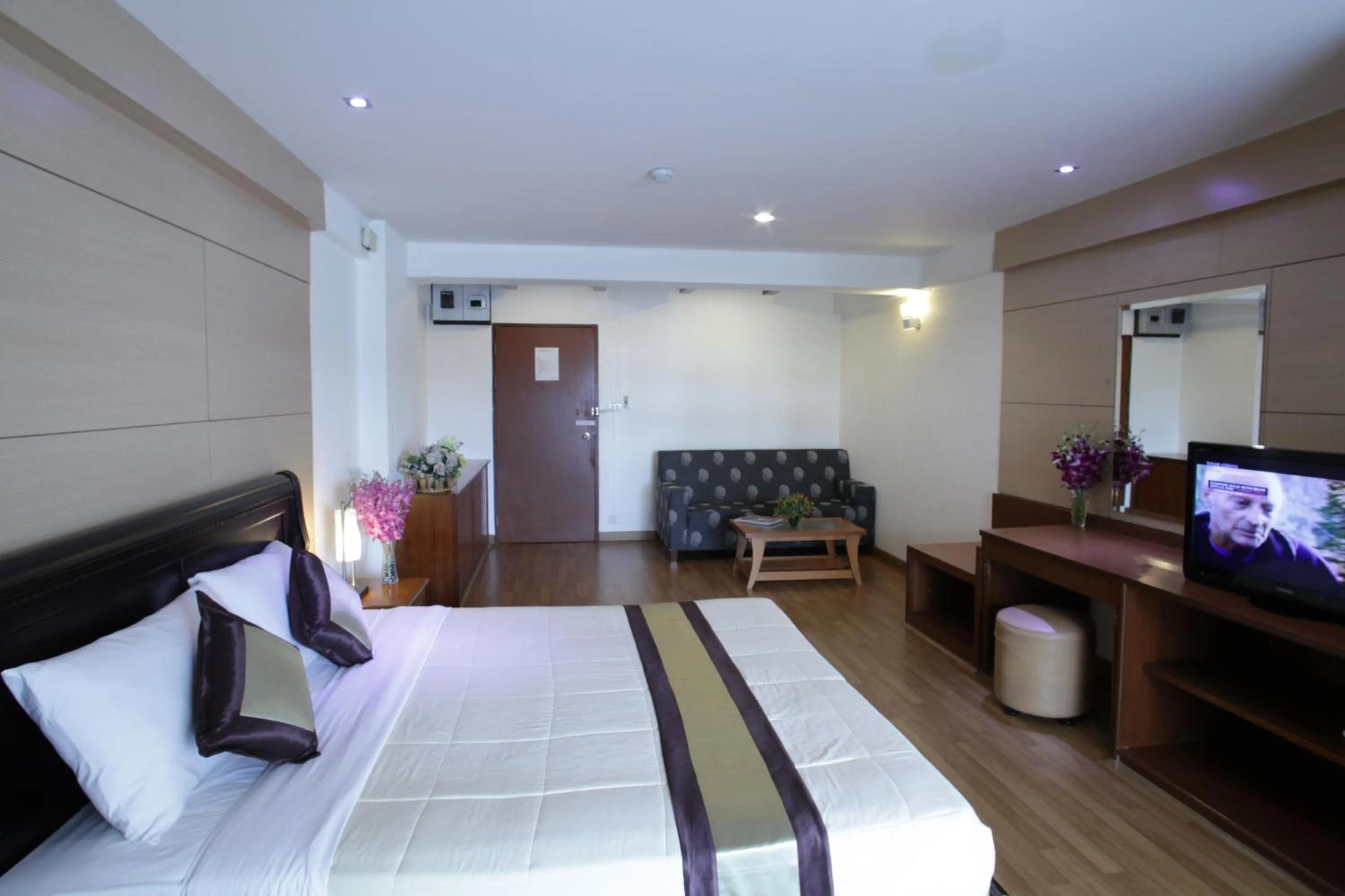 Photo of the whole room, Bed in Nanatai Suites