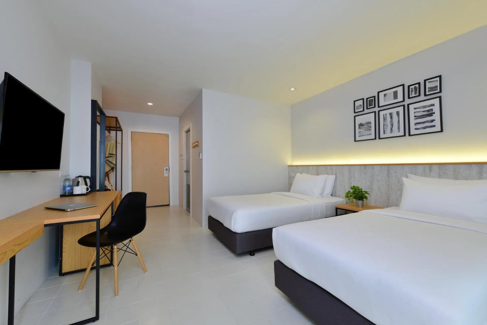 Photo of the whole room, Bed in Ruenthip Pattaya