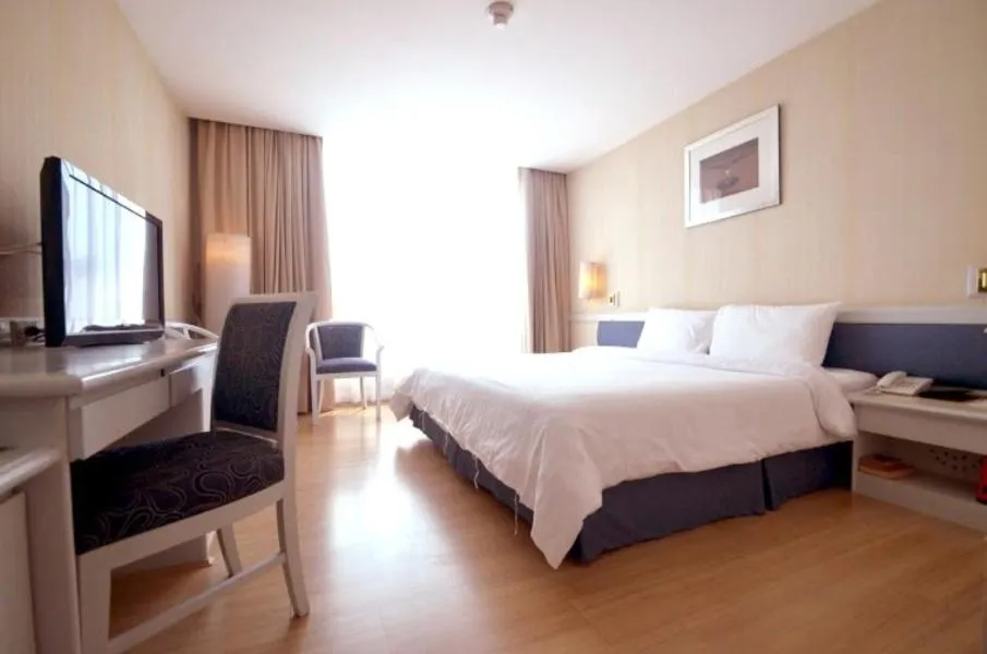 Photo of the whole room in The City Hotel Sriracha by BBH Japan