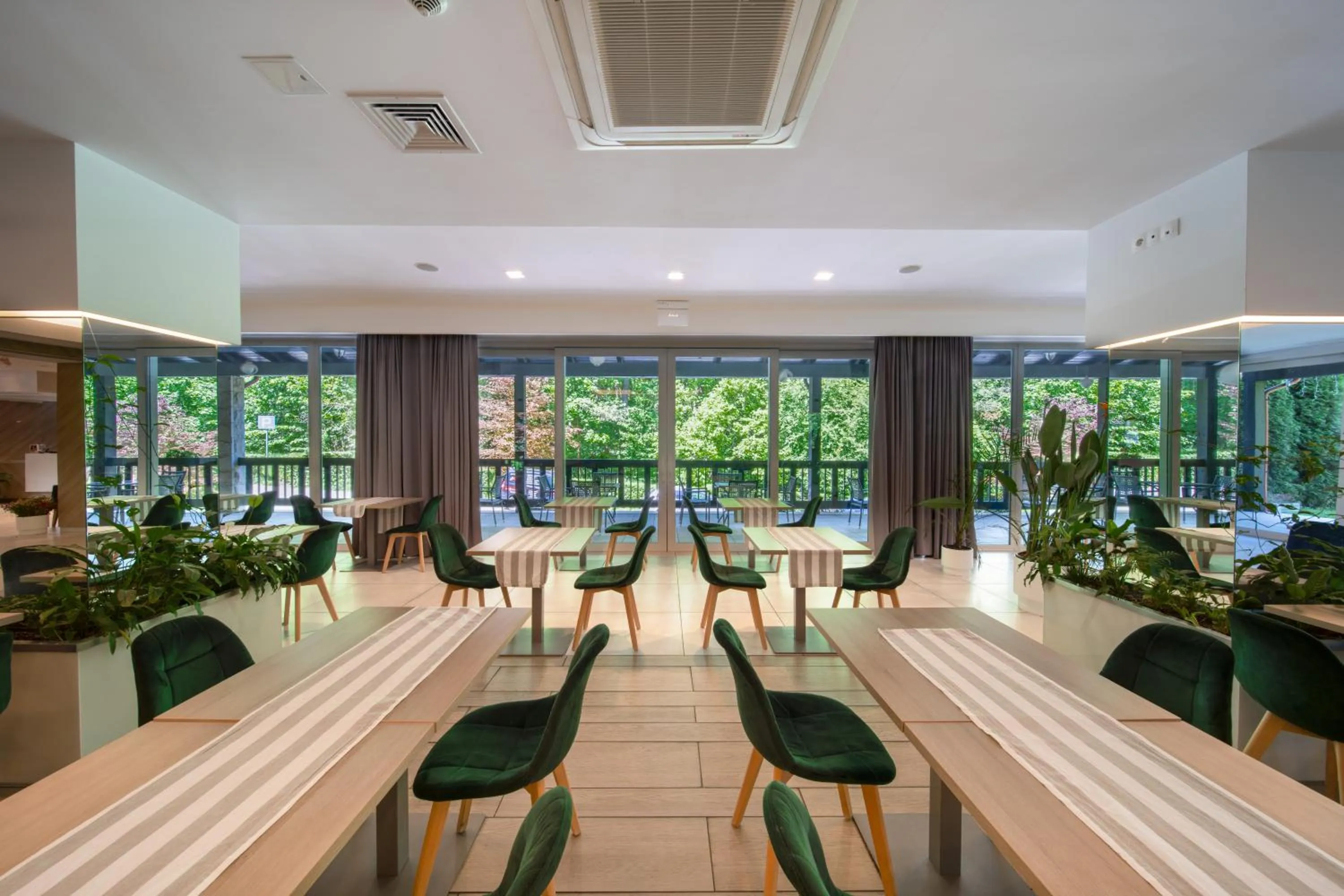 Restaurant/places to eat in Medical Sensus