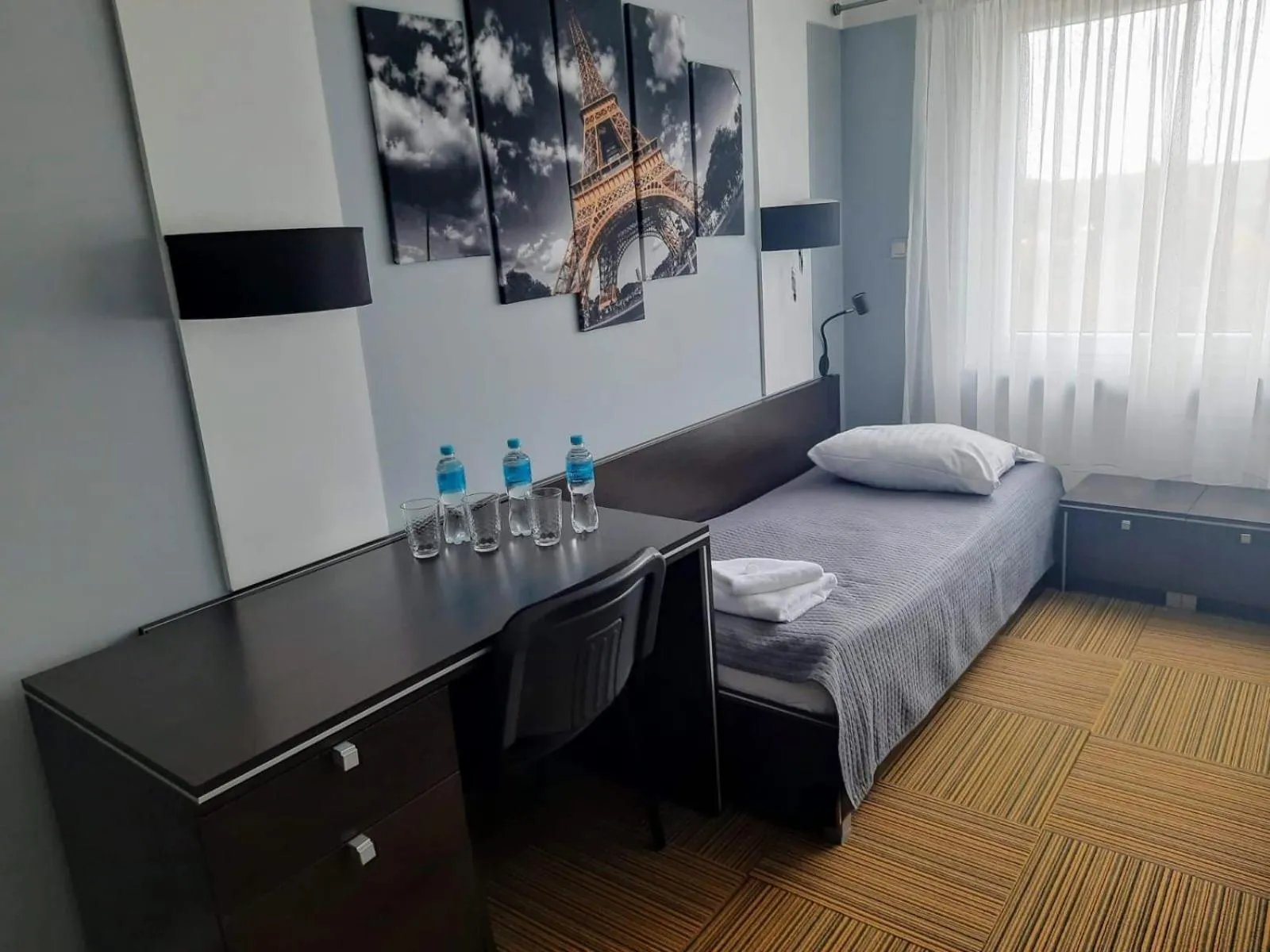 Photo of the whole room, Bed in Młoda Europa