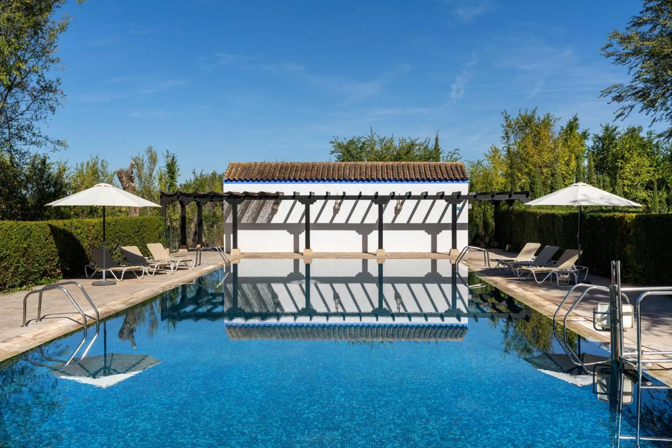 Swimming pool in Parador de Manzanares