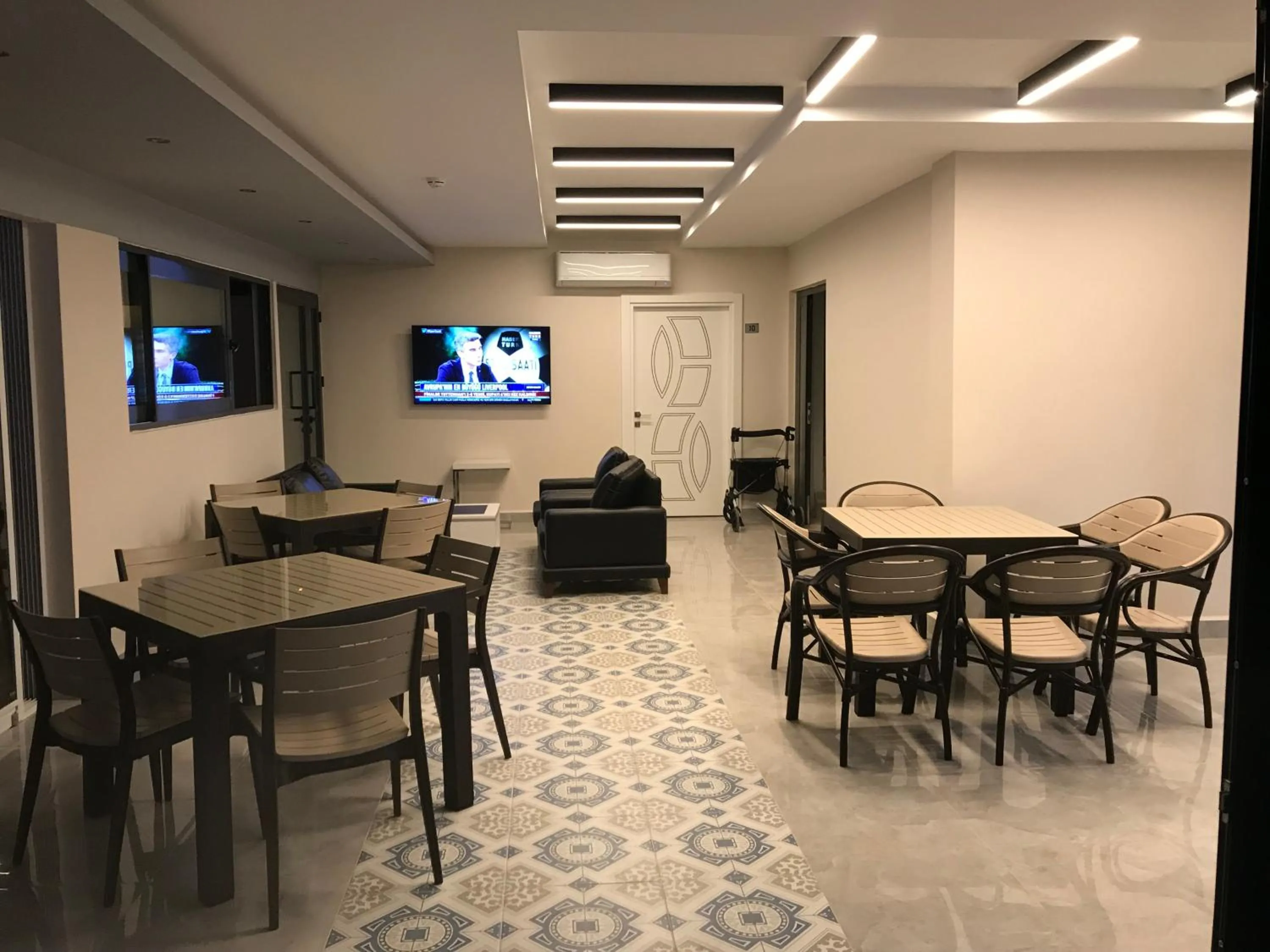 TV and multimedia in Oyster Boutique Hotel