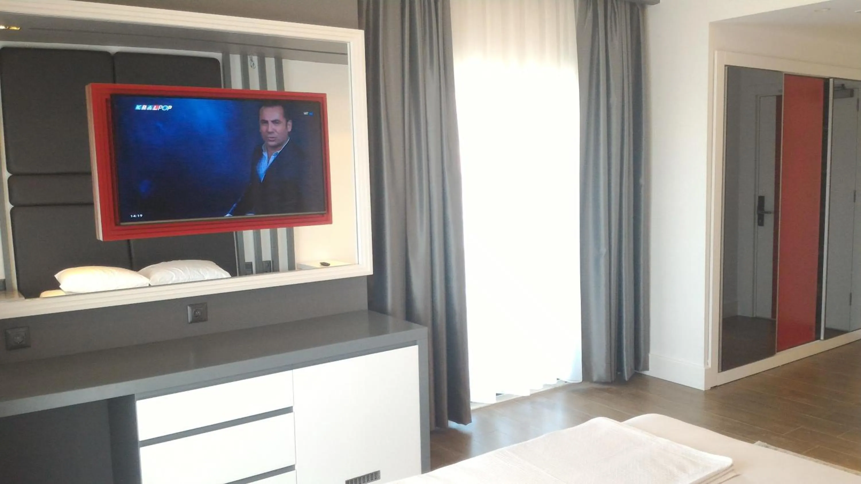 TV and multimedia in Oyster Boutique Hotel