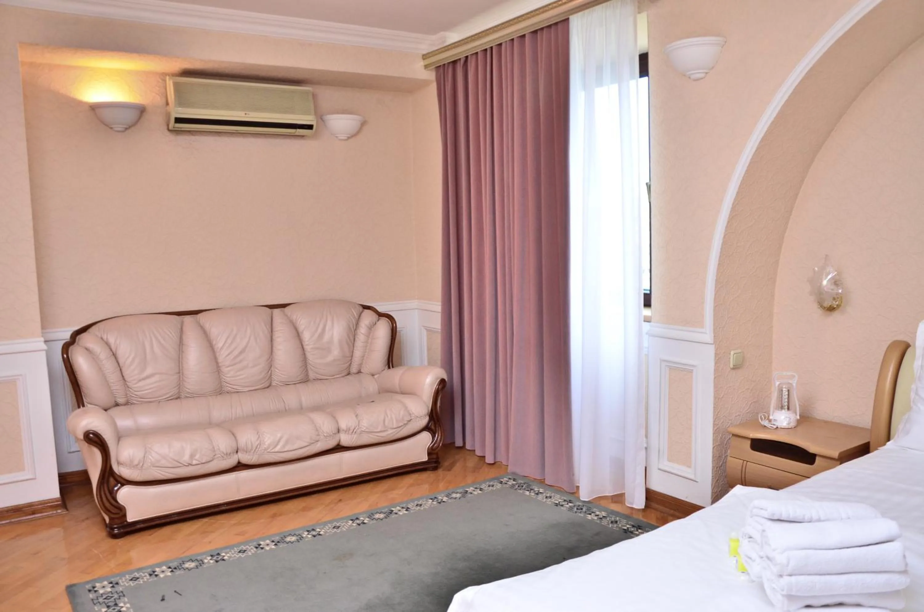 Photo of the whole room, Bed in Karvan-N