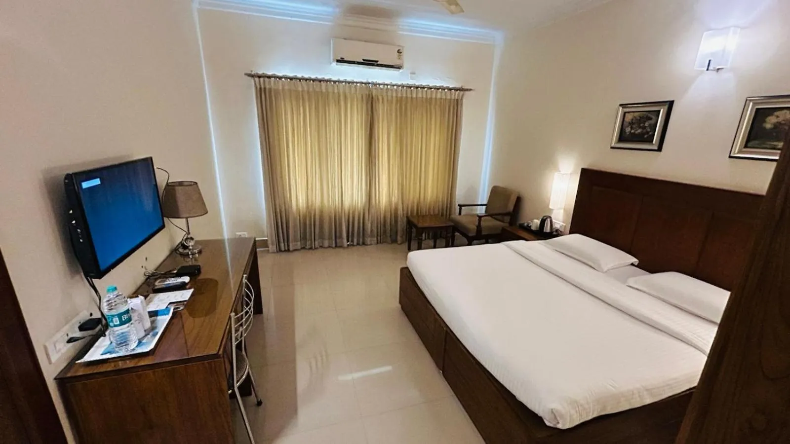 Bedroom, Bed in Bhasuri Inn Guruvayoor