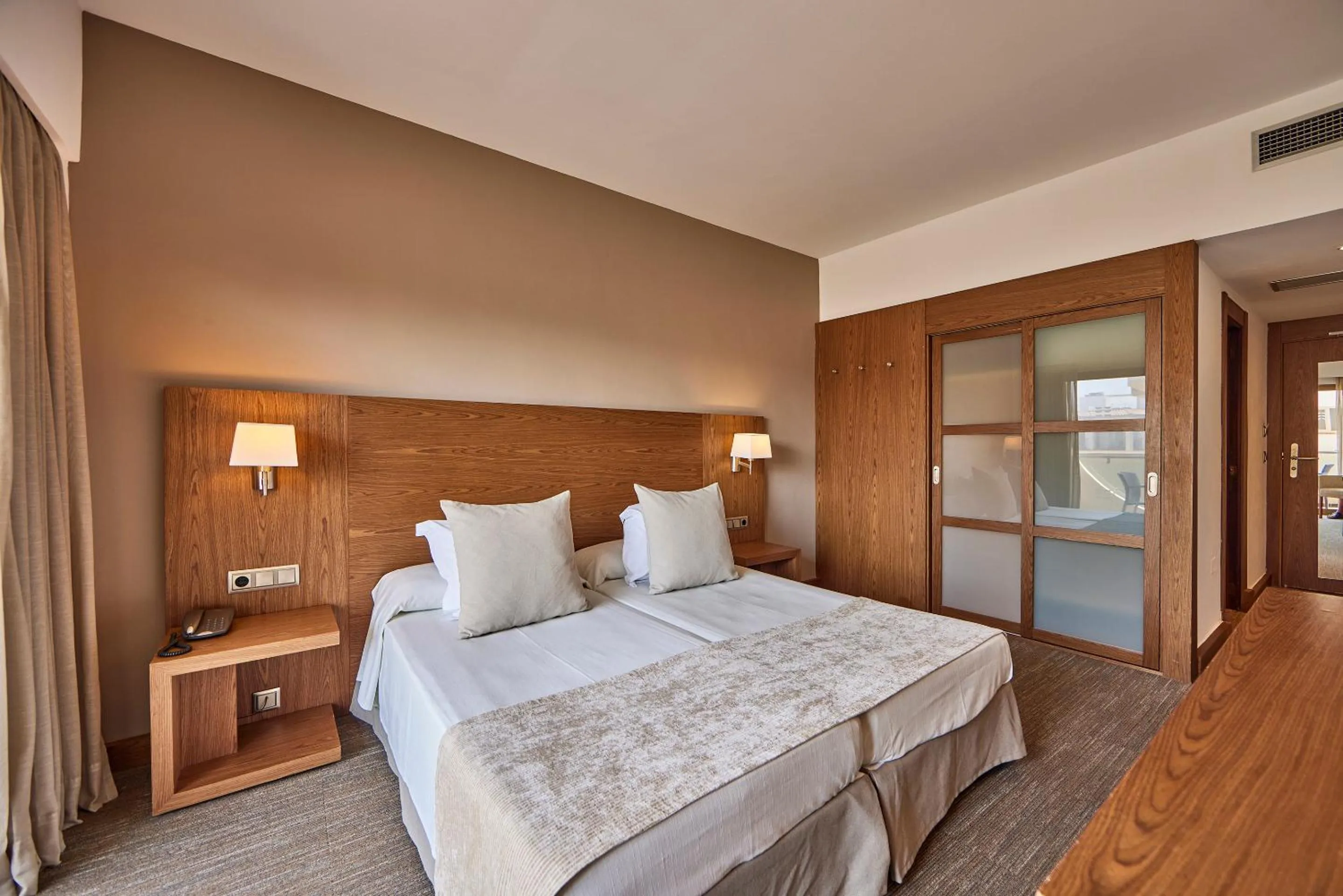 Property building, Bed in Hotel Playa Golf - Adults Only