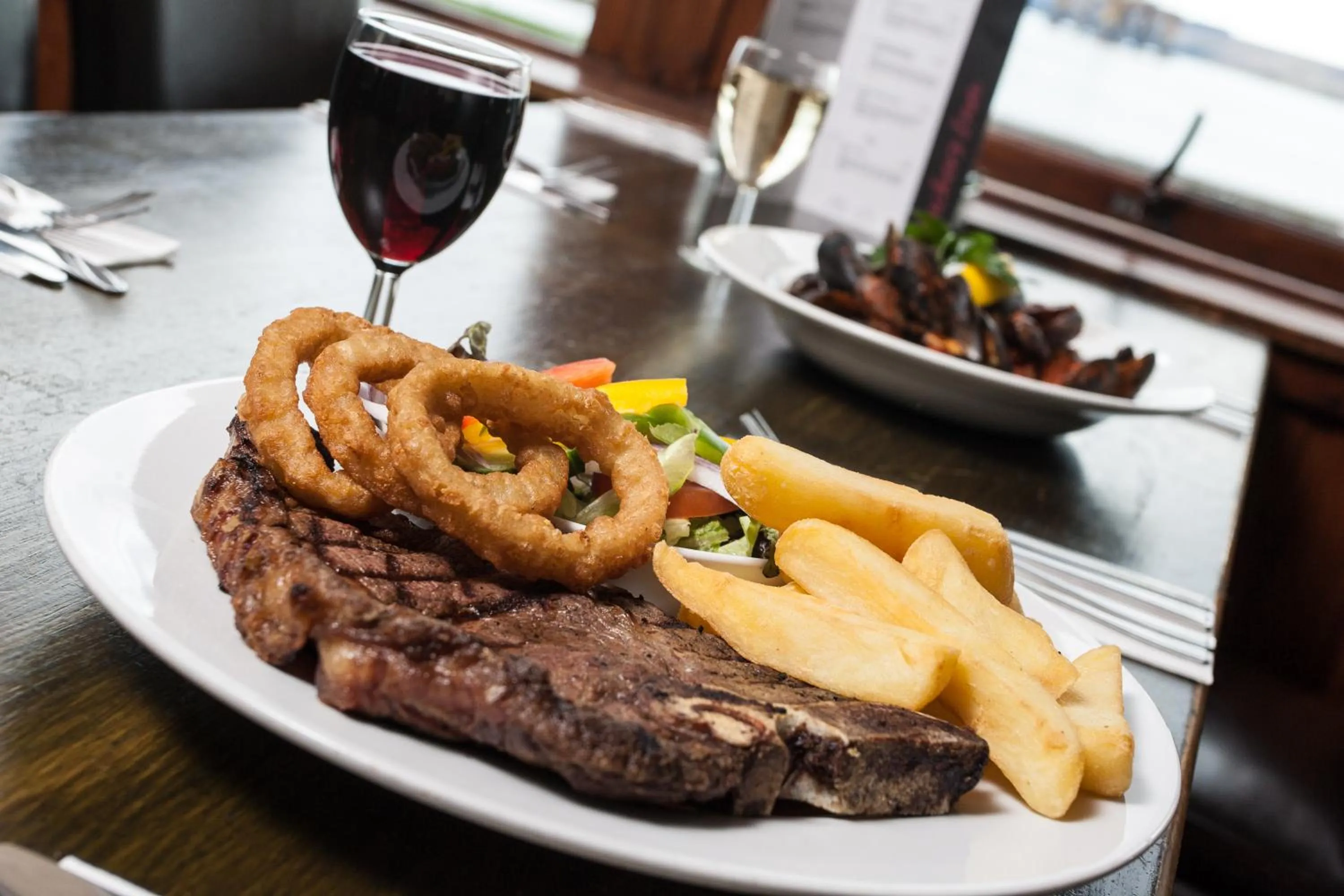 Food and drinks in Tuckers Inn