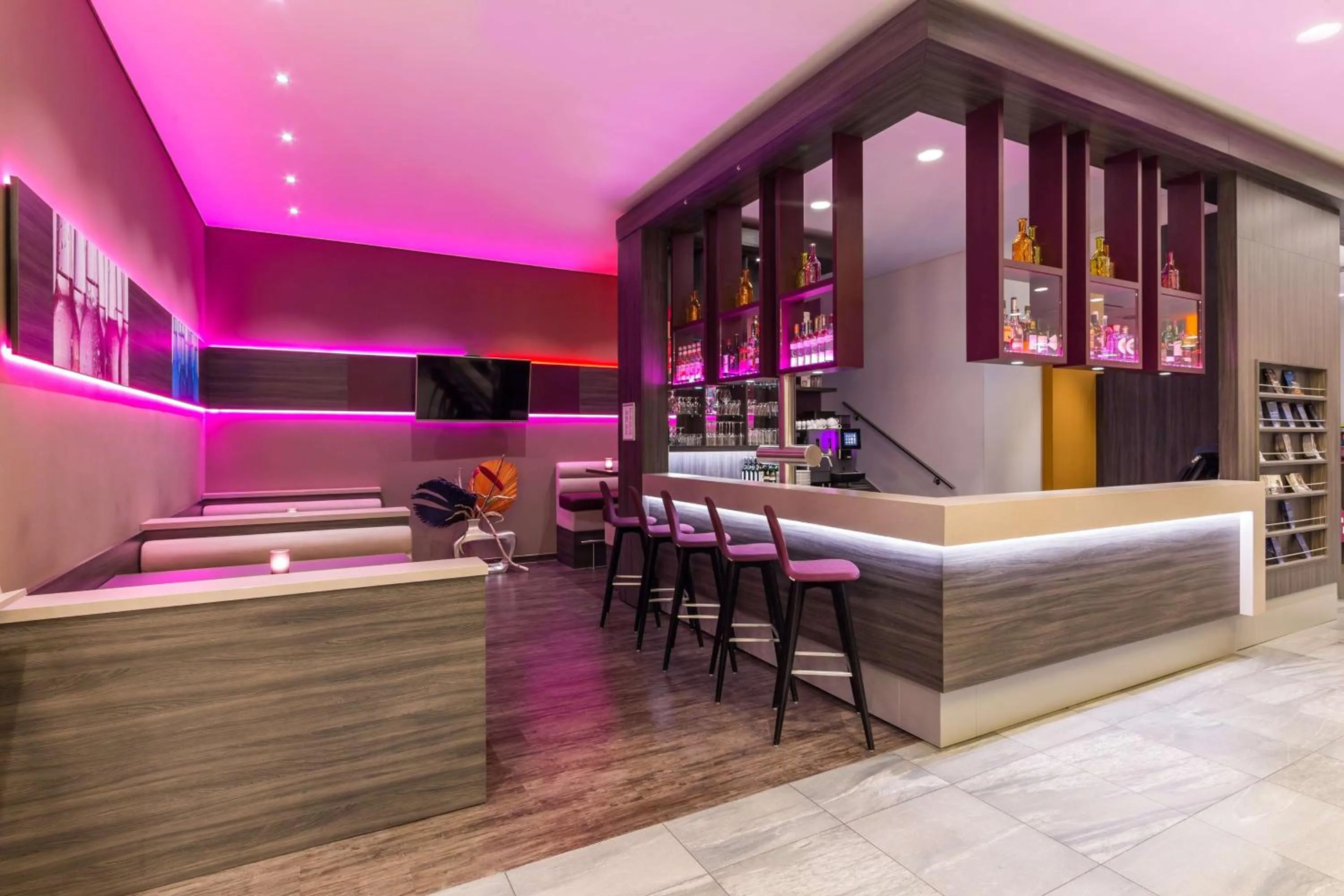 Lounge or bar in Park Inn by Radisson Neumarkt