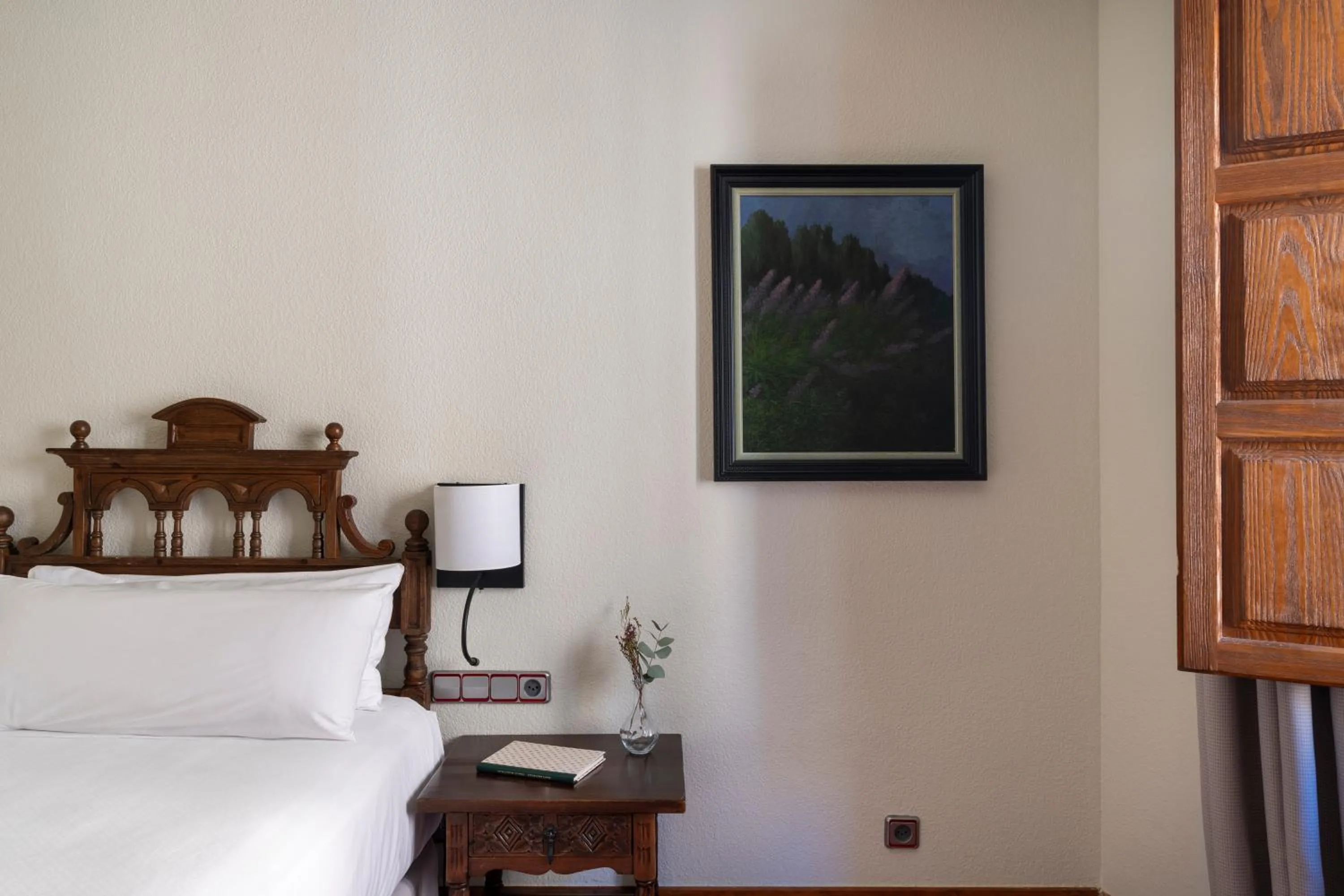 furniture, Bed in Parador de Santo Domingo de la Calzada