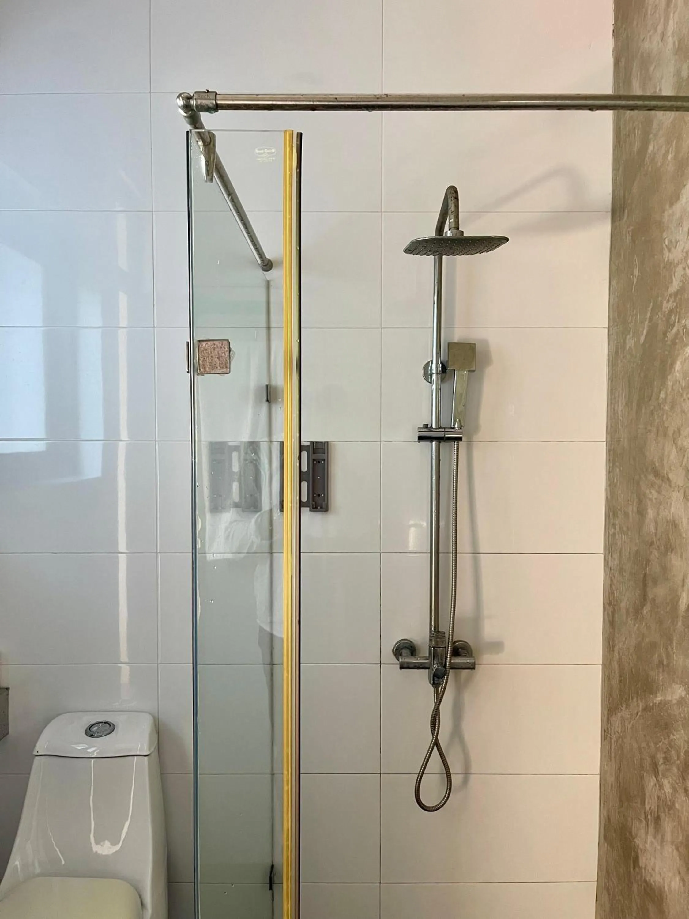 Shower in Olanro Hotel Negombo