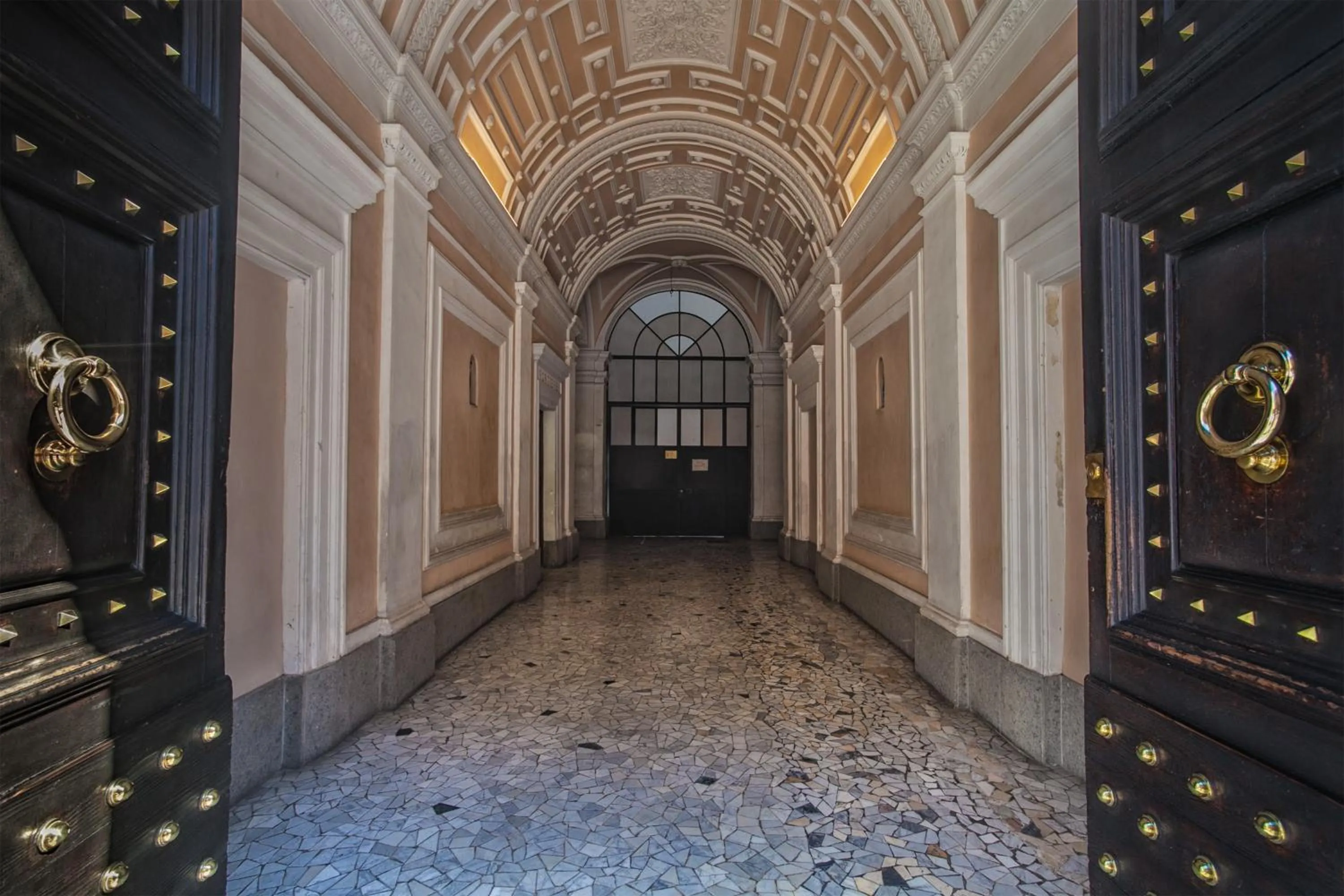 Facade/entrance in Domus Napoleone