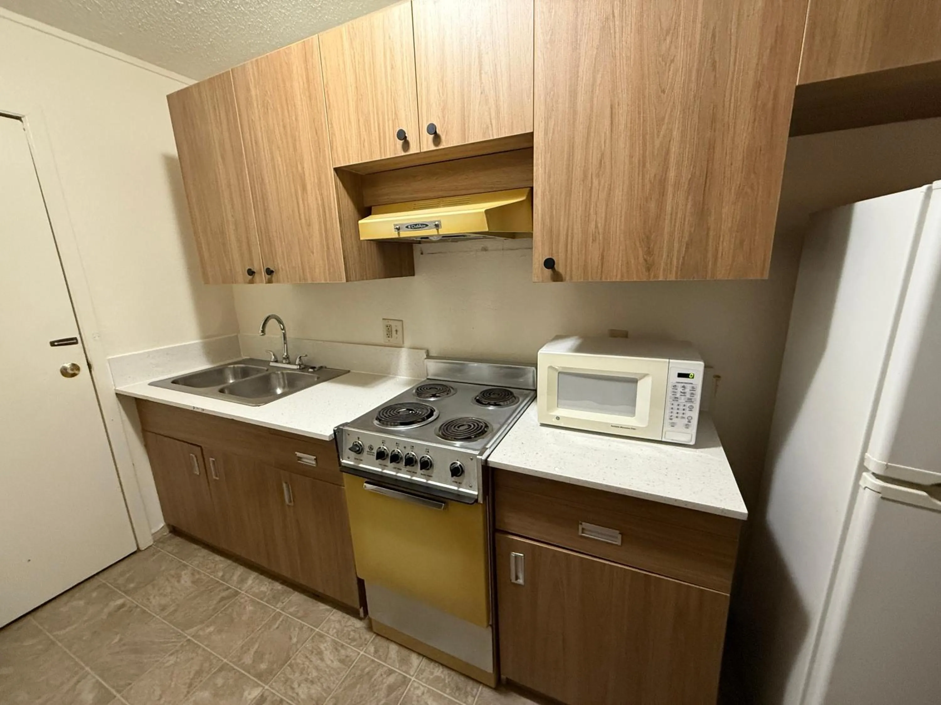 Kitchen or kitchenette in Super 8 by Wyndham Newcastle