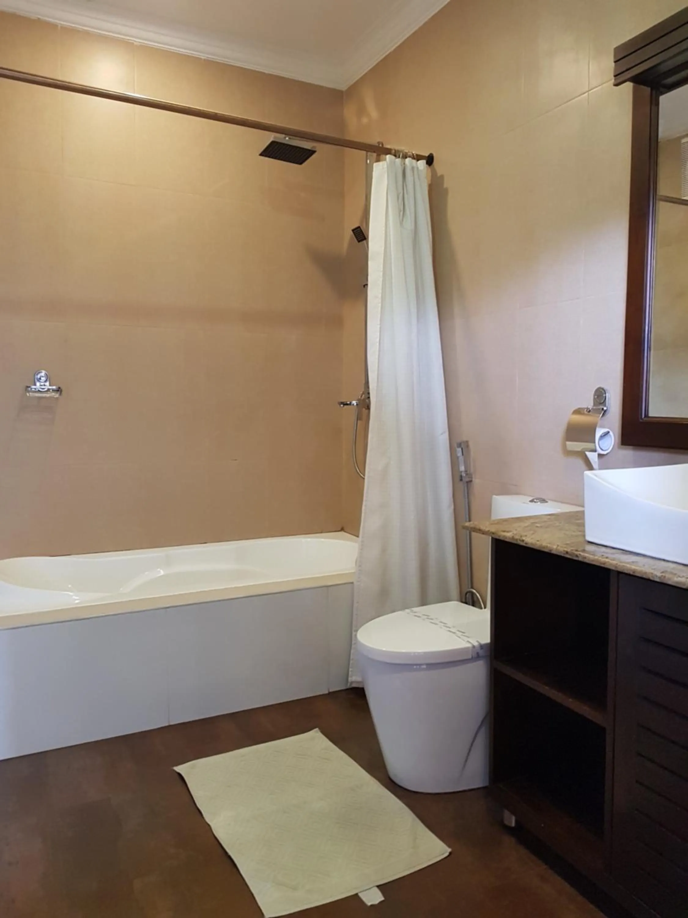 Toilet in Galaxy City Hotel