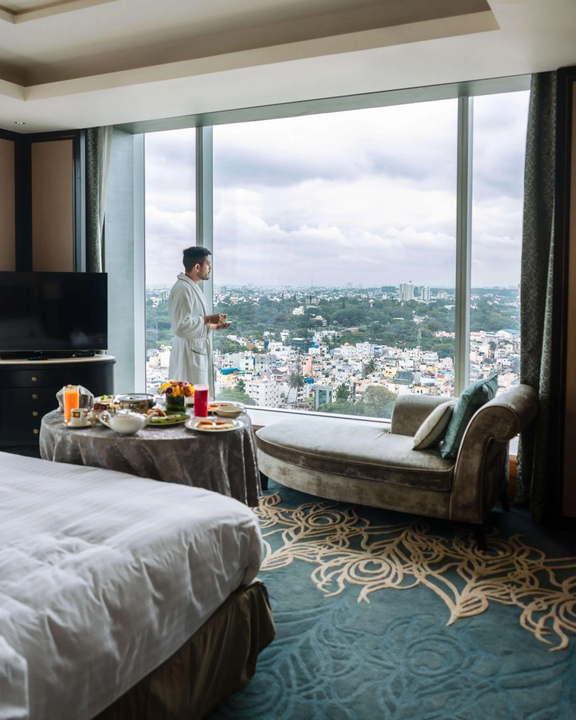 View (from property/room), Bed in Shangri-La Bengaluru