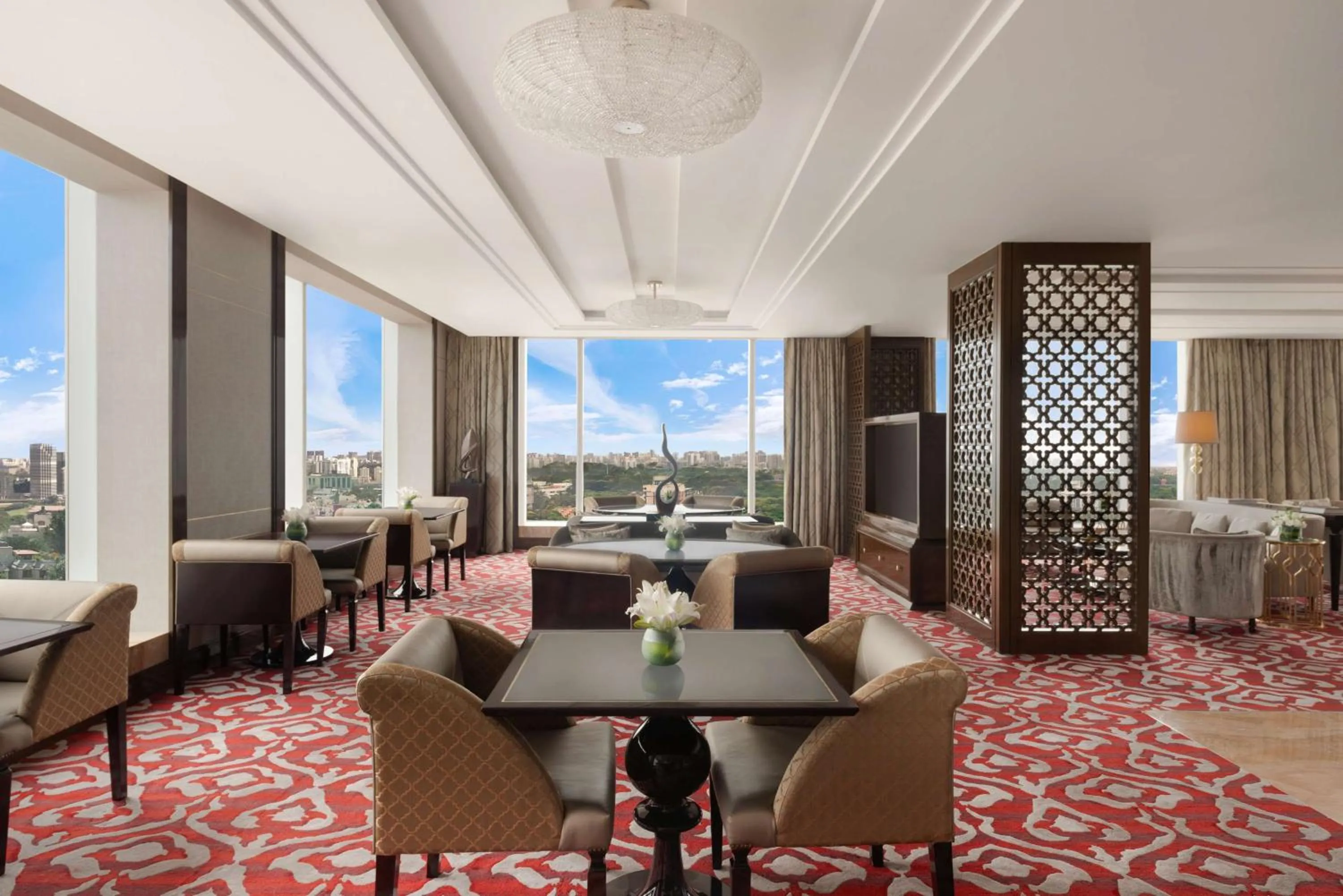 Lounge or bar in Shangri-La Bengaluru