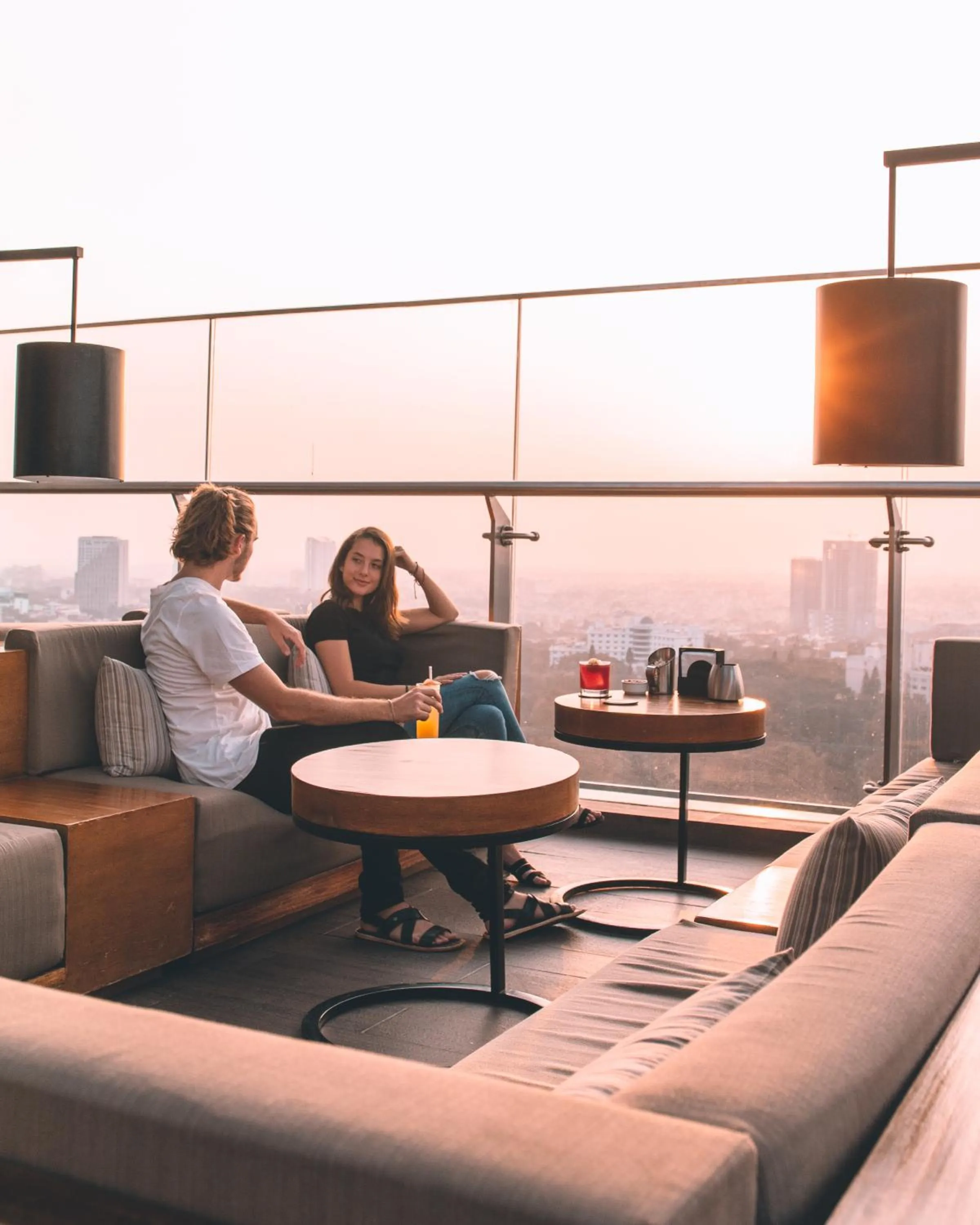 Lounge or bar in Shangri-La Bengaluru