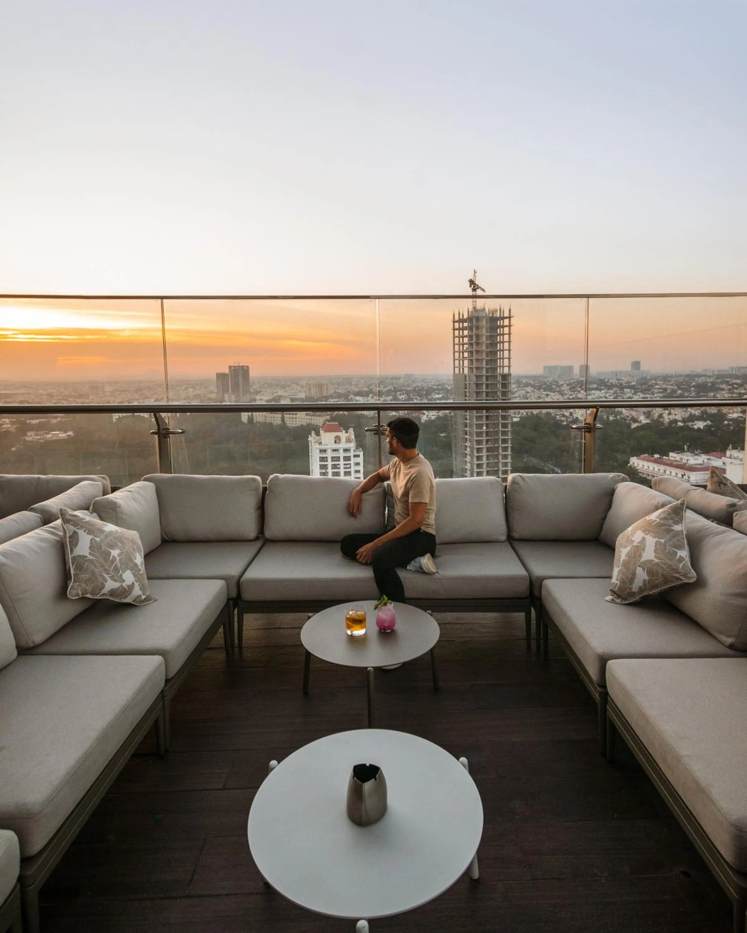 Lounge or bar in Shangri-La Bengaluru