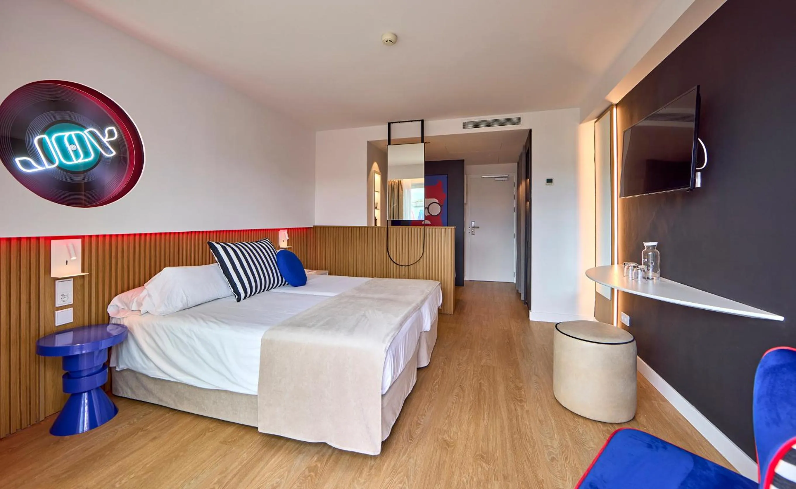 Photo of the whole room, Bed in Universal Hotel Neptuno - Adults Only