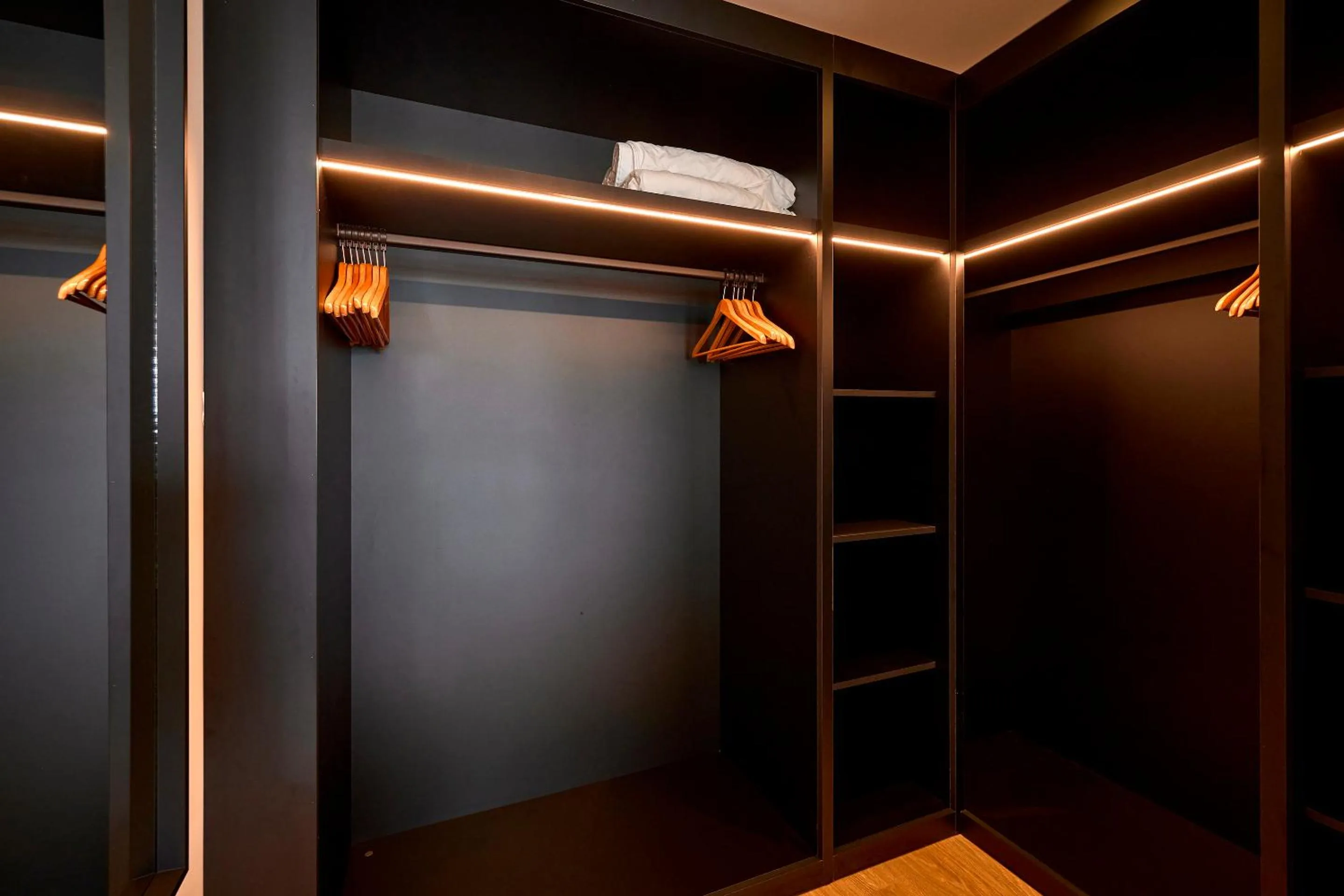 wardrobe in Universal Hotel Neptuno - Adults Only