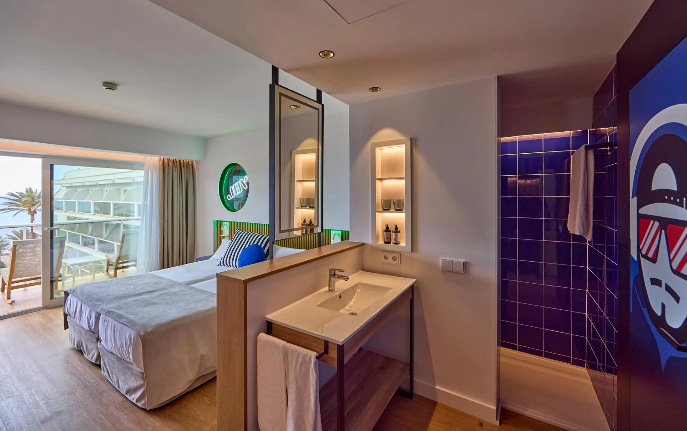 Bathroom, Bed in Universal Hotel Neptuno - Adults Only